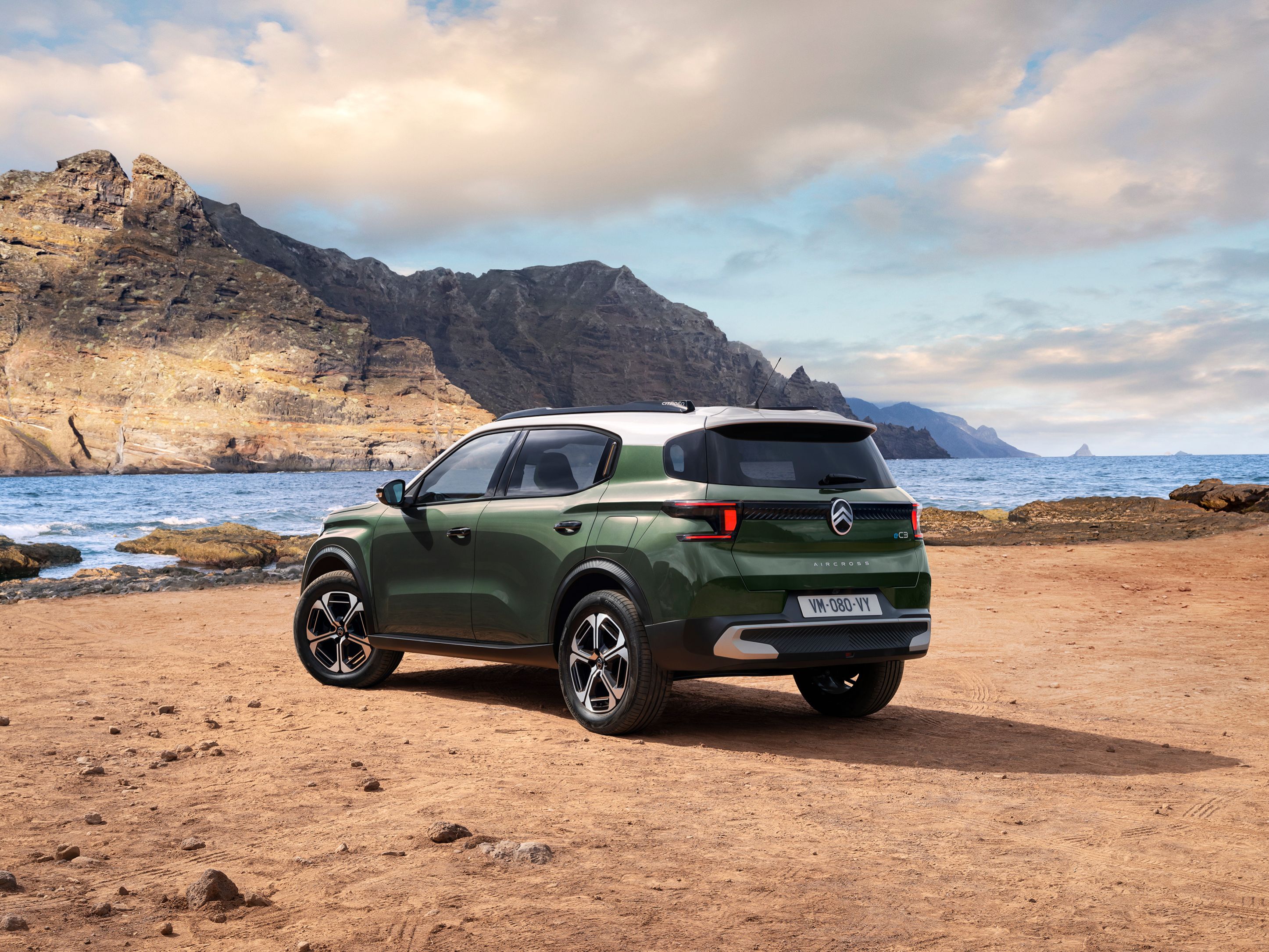 Achteraanzicht van driekwart zee van de Citroën ë-C3 Aircross SUV, met modern SUV-ontwerp voor veelzijdige en betaalbare mobiliteit.
