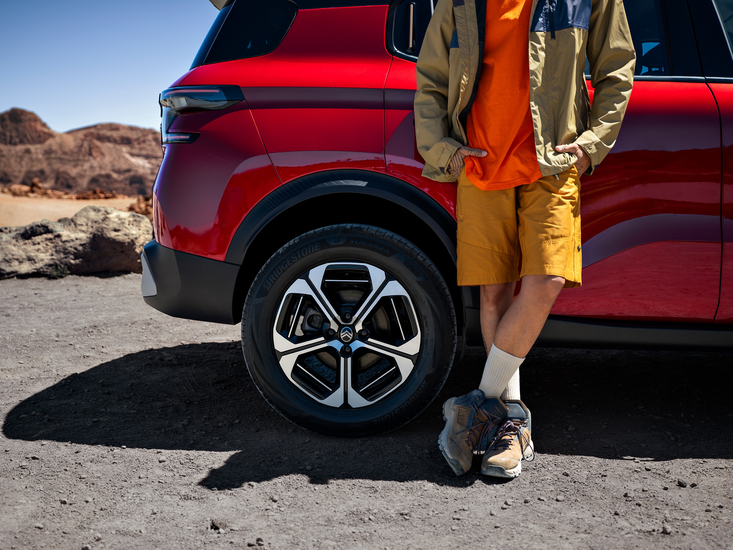 Close-up wielfoto van de Citroën ë-C3 Aircross SUV benadrukt het ontwerp van lichtmetalen velgen voor stijlvolle, zelfverzekerde en betaalbare buitenmobiliteit.