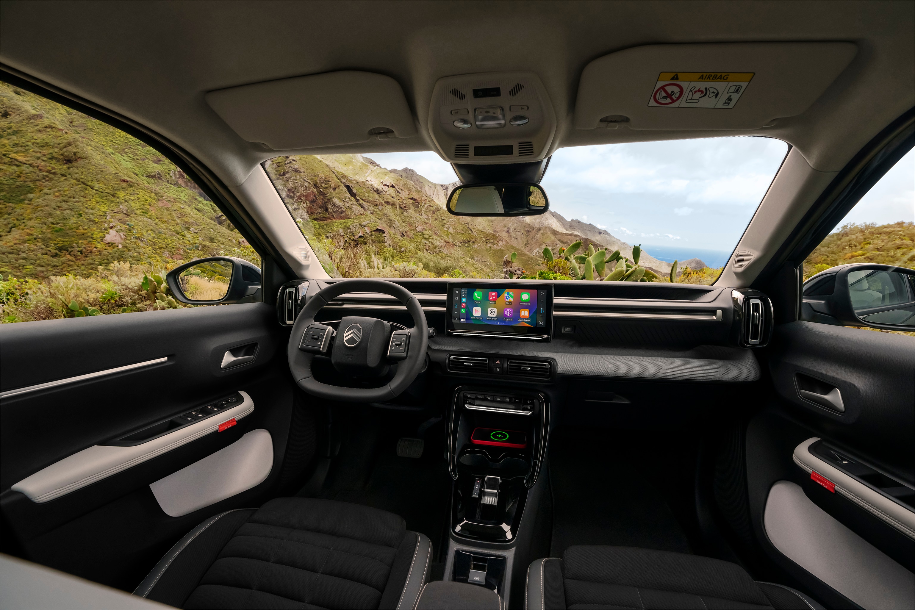 Interieur aan de voorkant van de Citroën ë-C3 Aircross SUV met panoramisch dashboard en een groot touchscreen voor intuïtief, ruim en betaalbaar dagelijks rijgedrag.
