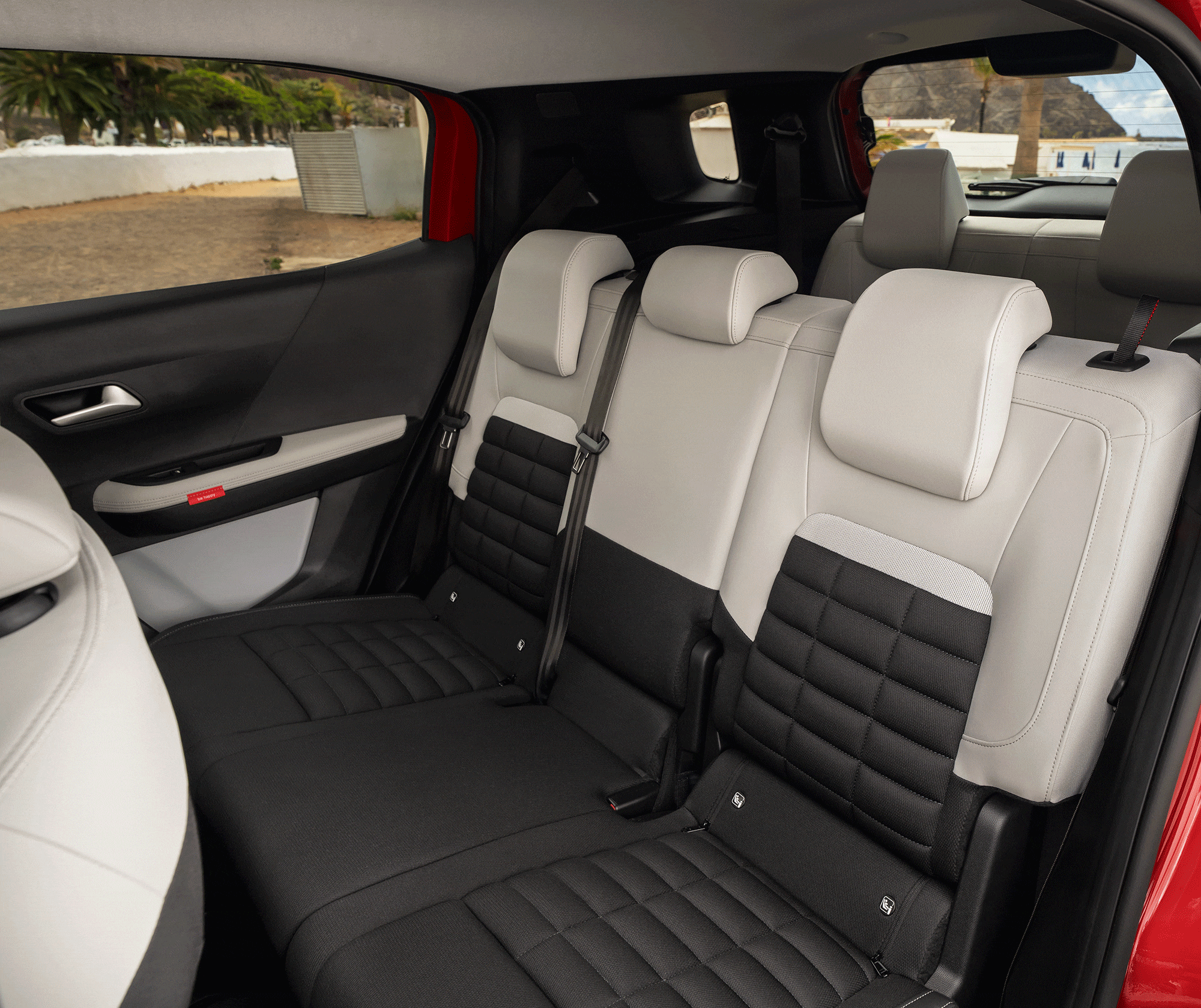 Interieur GIF van de Citroën ë-C3 Aircross SUV toont praktische modulaire opslagoplossingen voor veelzijdige, handige en betaalbare dagelijkse mobiliteit.