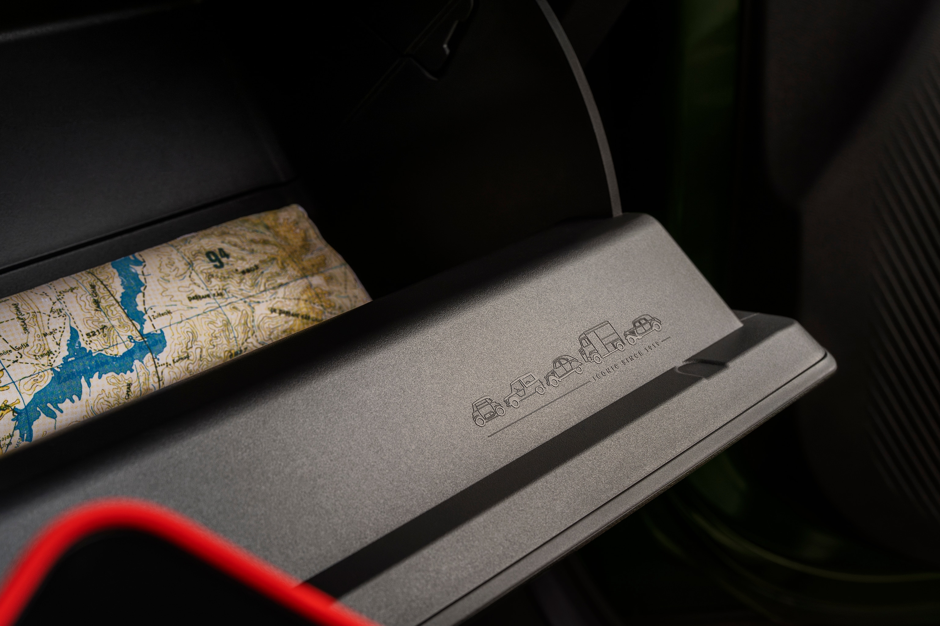 Close-up interieur van de Citroën ë-C3 Aircross SUV toont praktische dashboardopslagruimte voor veelzijdige, handige en betaalbare mobiliteit.