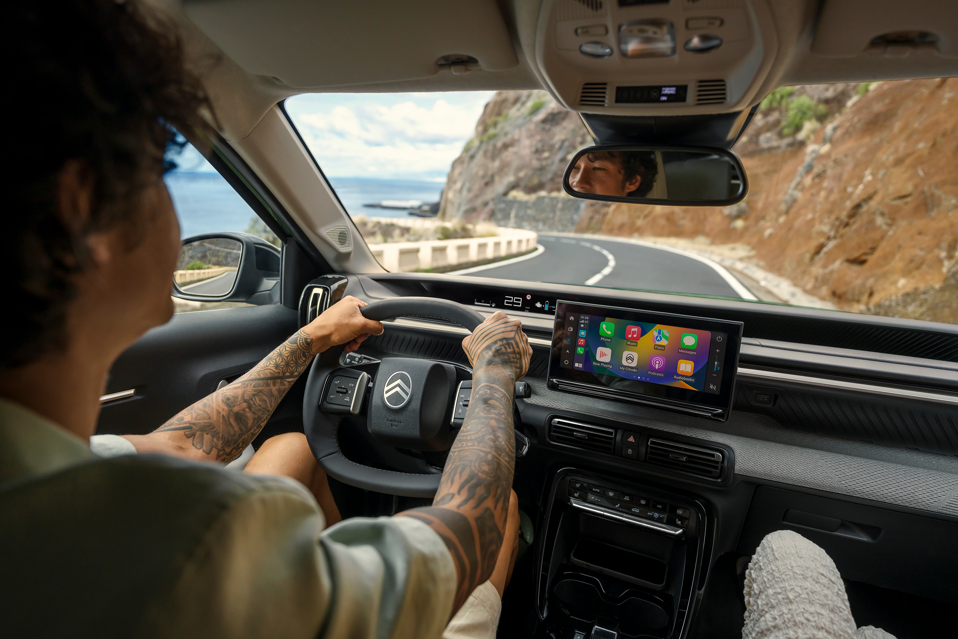 Bestuurdersweergave van de Citroën ë-C3 Aircross SUV met een groot touchscreen en een moderne cockpit voor intuïtief, verbonden en betaalbaar dagelijks rijden.