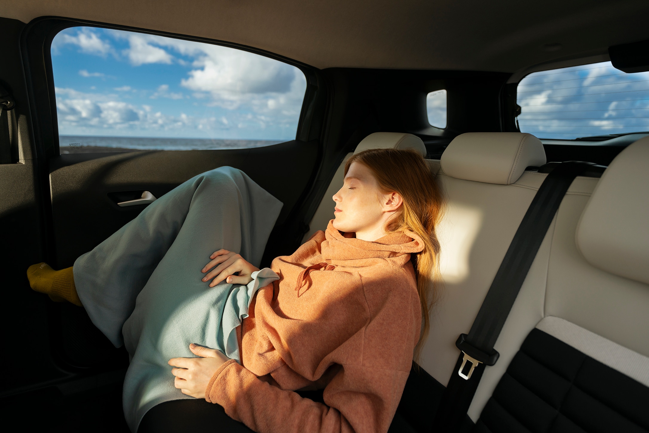 Achteraanzicht van het interieur van de Citroën ë-C3 Aircross SUV toont ruime zitplaatsen voor ontspannen, lange reiscomfort en betaalbare dagelijkse mobiliteit.