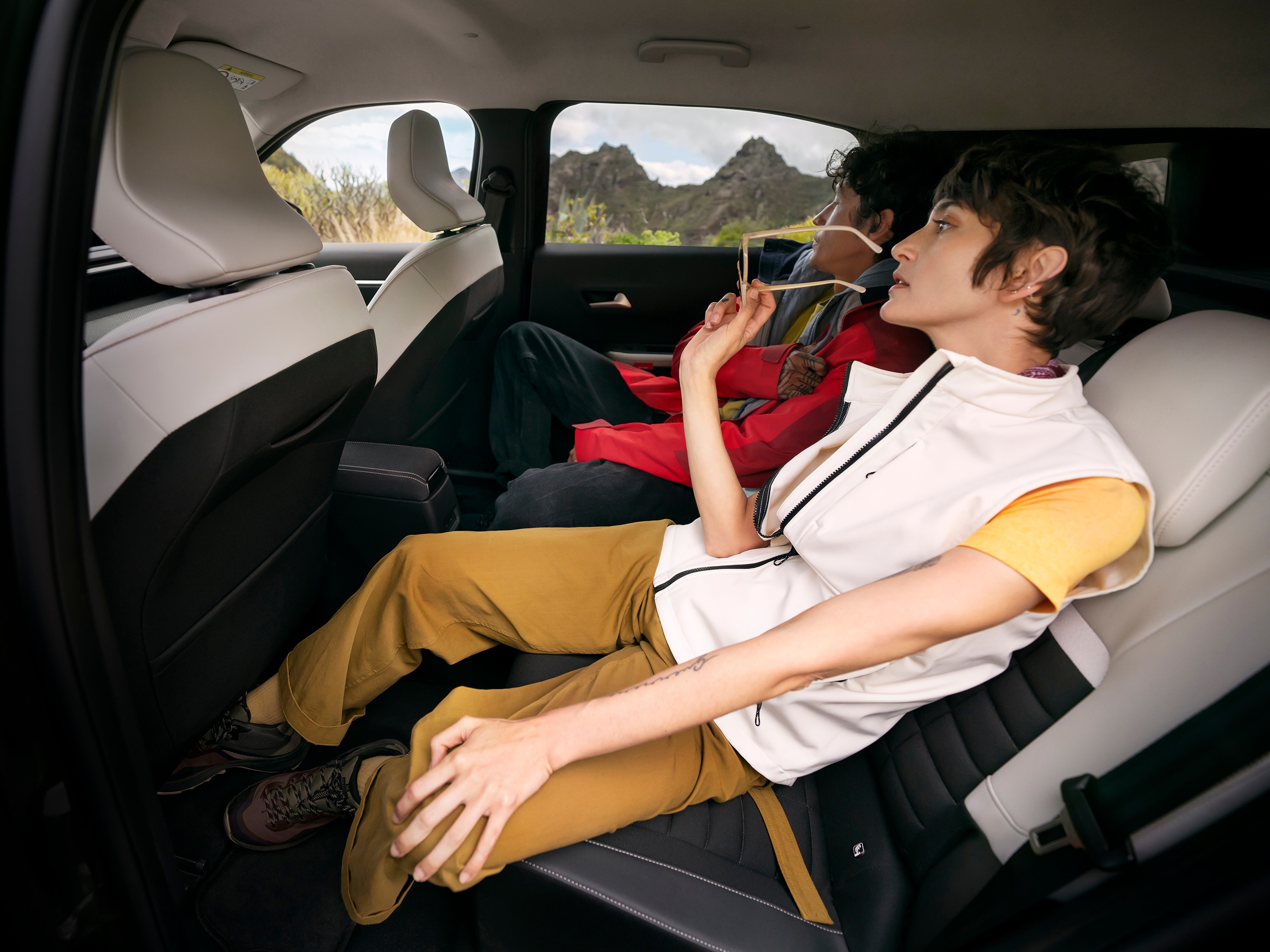 Achteraanzicht van de Citroën ë-C3 Aircross SUV benadrukt ruime beenruimte voor comfortabele, veelzijdige en betaalbare dagelijkse passagiersmobiliteit.