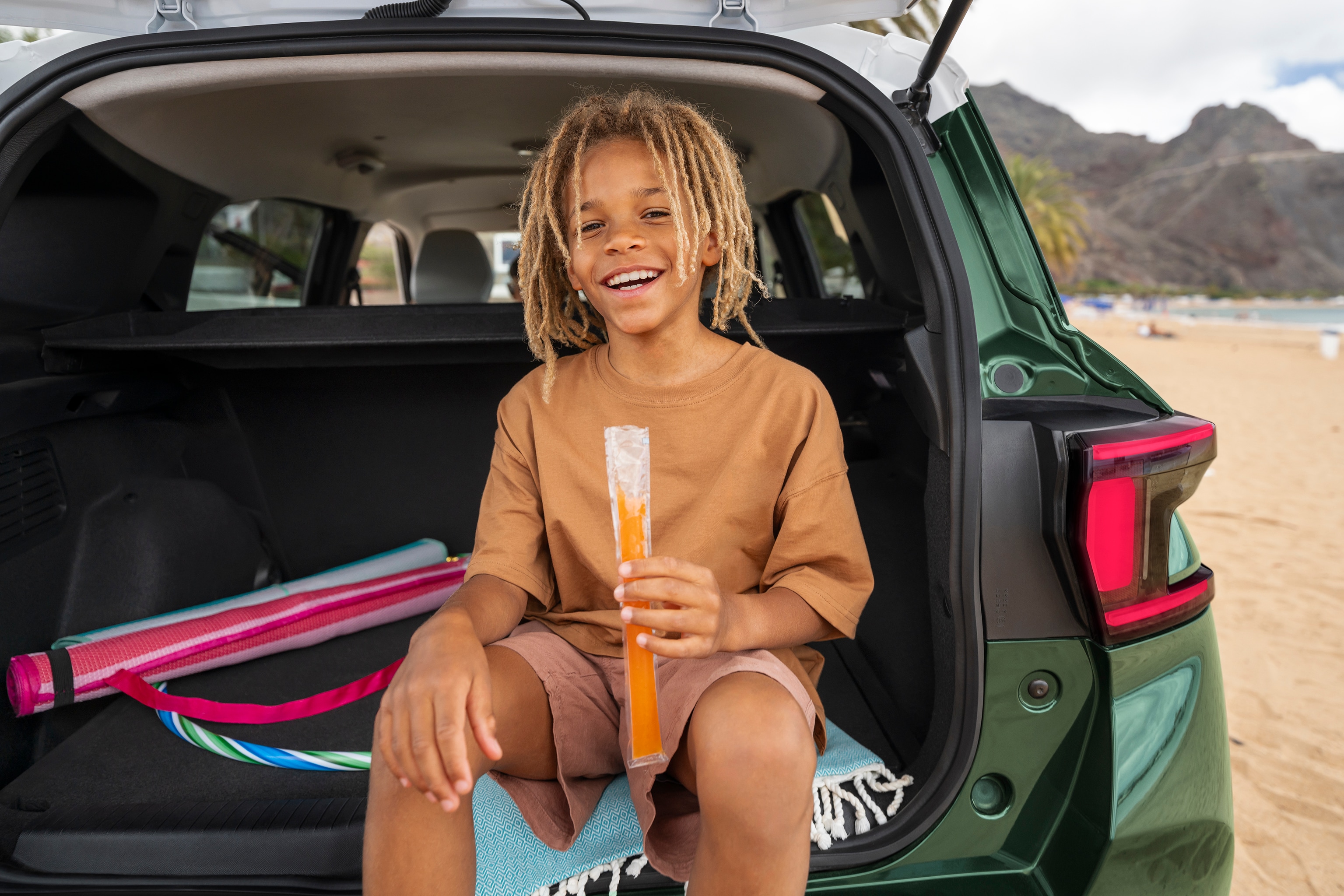 Kofferbakaanzicht achteraan van de Citroën ë-C3 Aircross SUV benadrukt ruime bagageruimte voor veelzijdige, praktische en betaalbare gezinsvriendelijke mobiliteit.