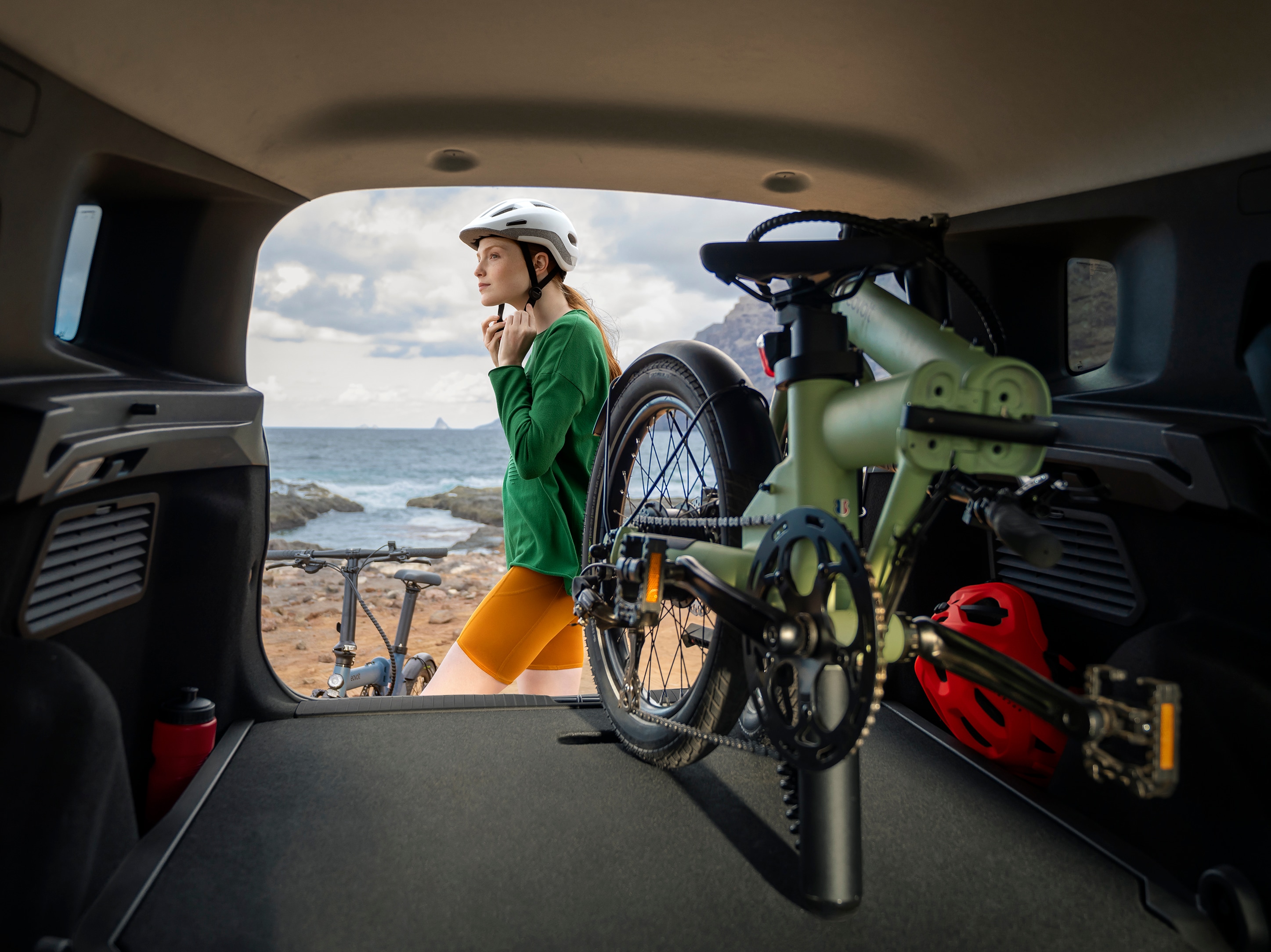 Kofferbakaanzicht van de Citroën ë-C3 Aircross SUV biedt ruime bagageruimte voor actieve, strandvriendelijke en betaalbare dagelijkse mobiliteit.
