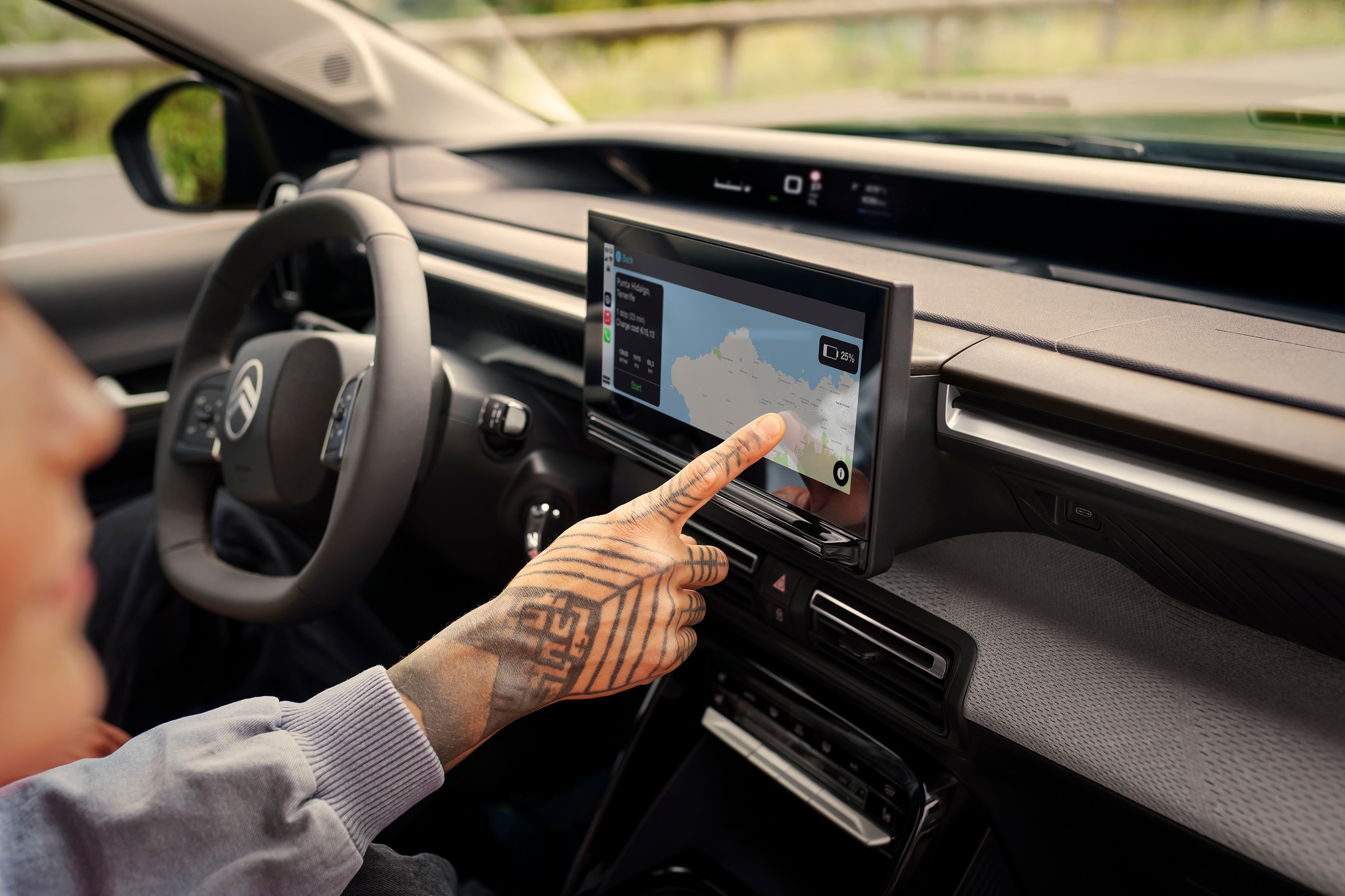 Interieurtouchscreen van de Citroën ë-C3 Aircross SUV toont navigatiesysteem voor intuïtief, verbonden en betaalbaar dagelijks gebruik.