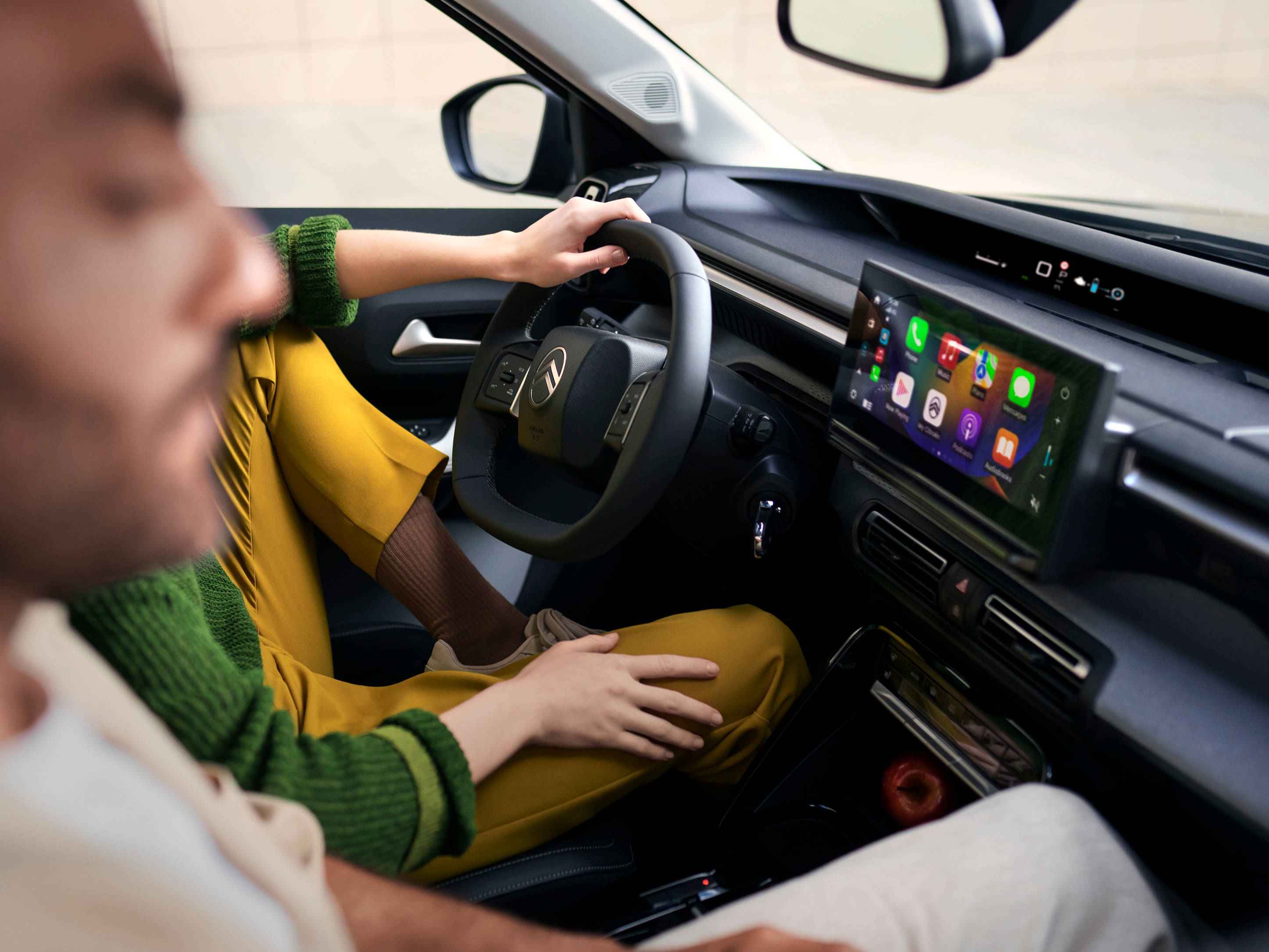 Voorste cockpitweergave van de Citroën ë-C3 Aircross SUV met een groot infotainmentscherm voor intuïtieve, moderne en betaalbare dagelijkse mobiliteit.