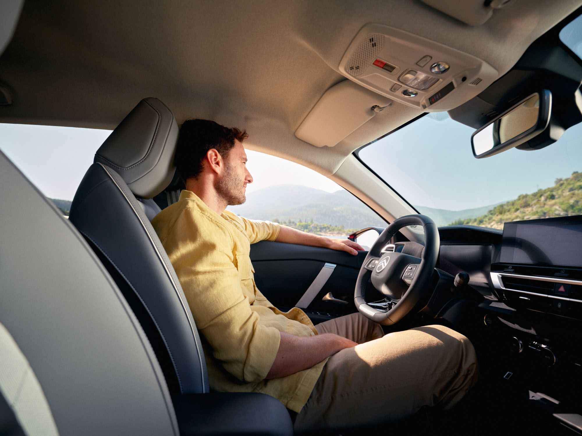 Interieur aan de voorkant C4 benadrukt ontspannen comfort, ruimte, helderheid en design voor een premium rustig schilderachtig moment
