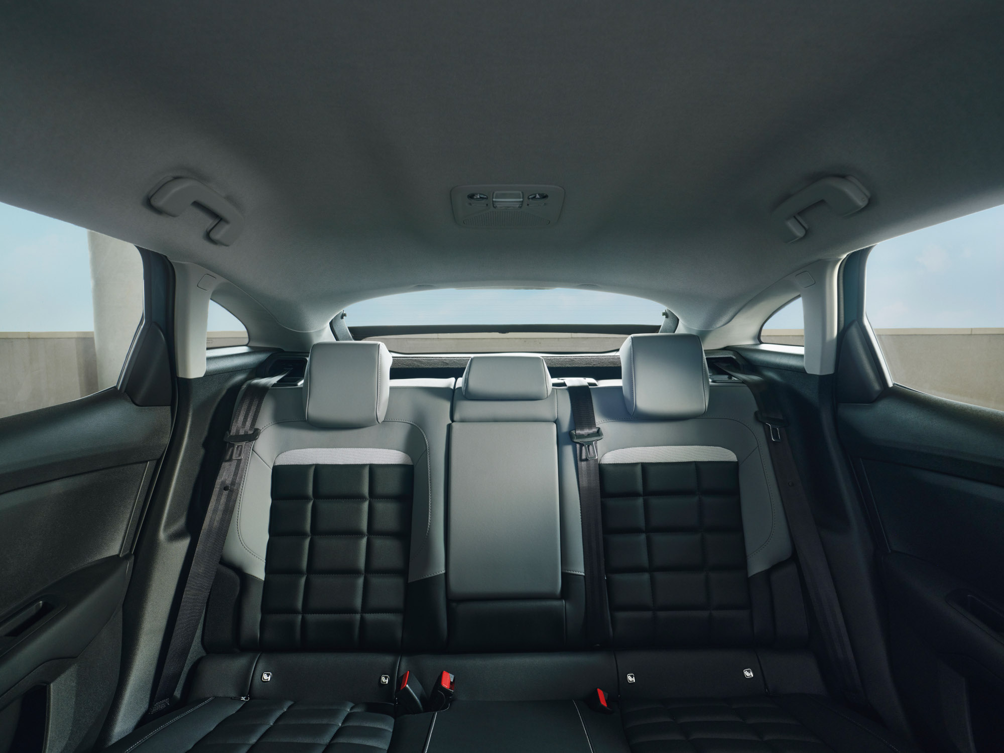 Interieur aan de voorkant, de C4 benadrukt ruim comfort, premium zetels, helderheid en design voor een serene, moderne cabine