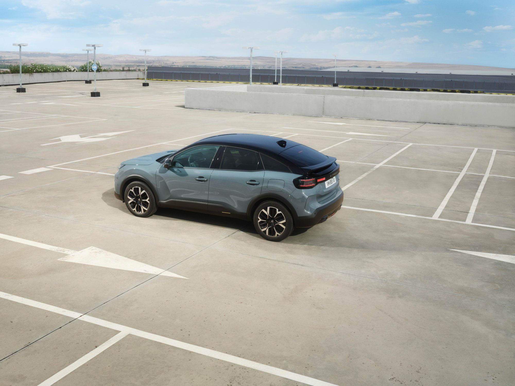 Driekwart achteruitkijk C4 met stijlvol ontwerp, veiligheid, aerodynamica en comfort voor een premium minimalistische stedelijke uitstraling