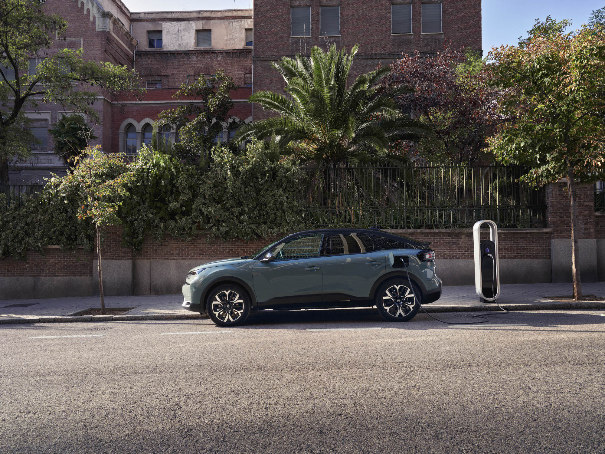 Zijaanzicht C4 Electric benadrukt stijlvol design, veiligheid, efficiëntie en comfort voor een premium stedelijke laadervaring