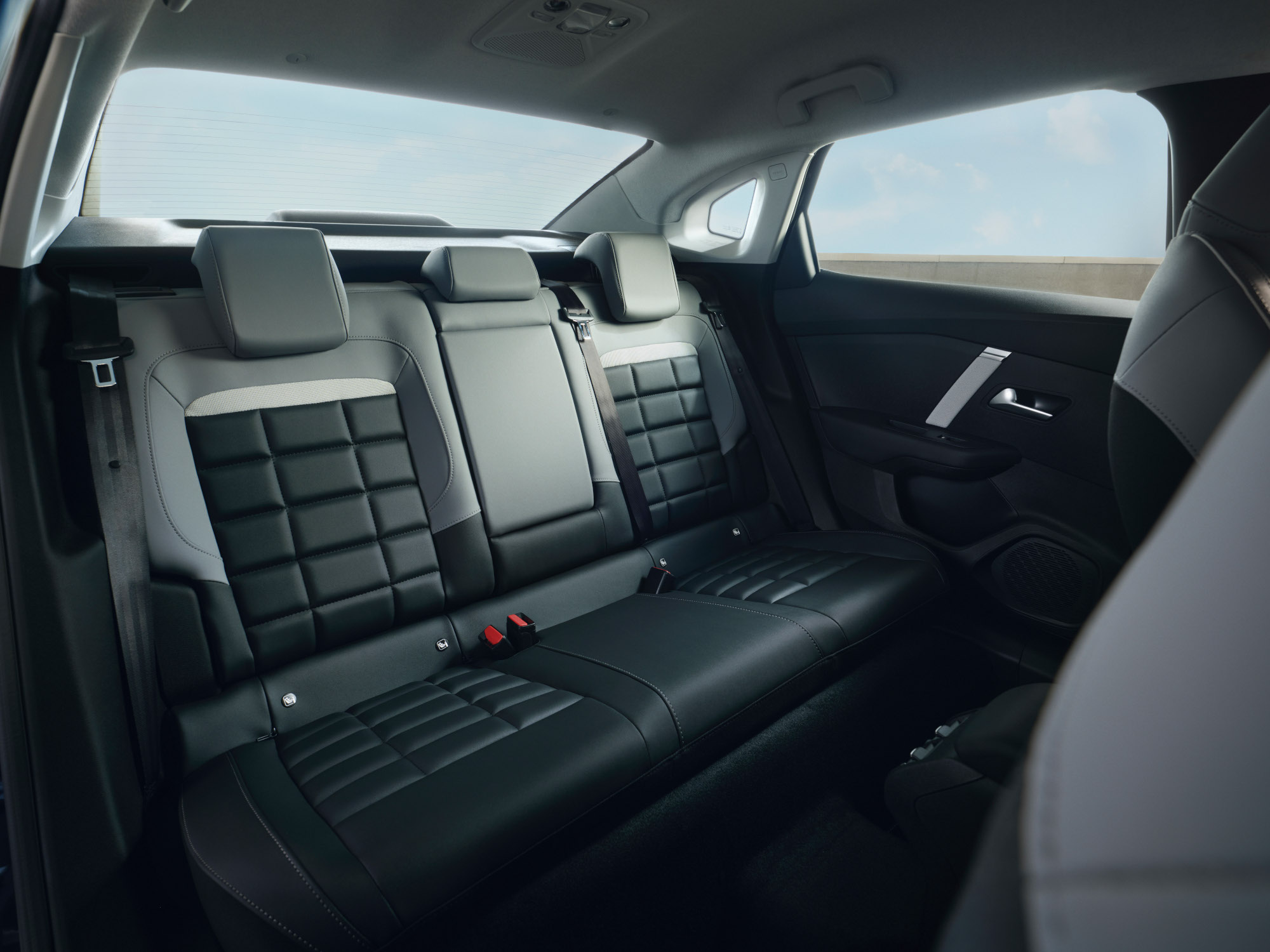 La zone arrière des sièges de la Citroën C4 X met en valeur des sièges en cuir spacieux et confortables