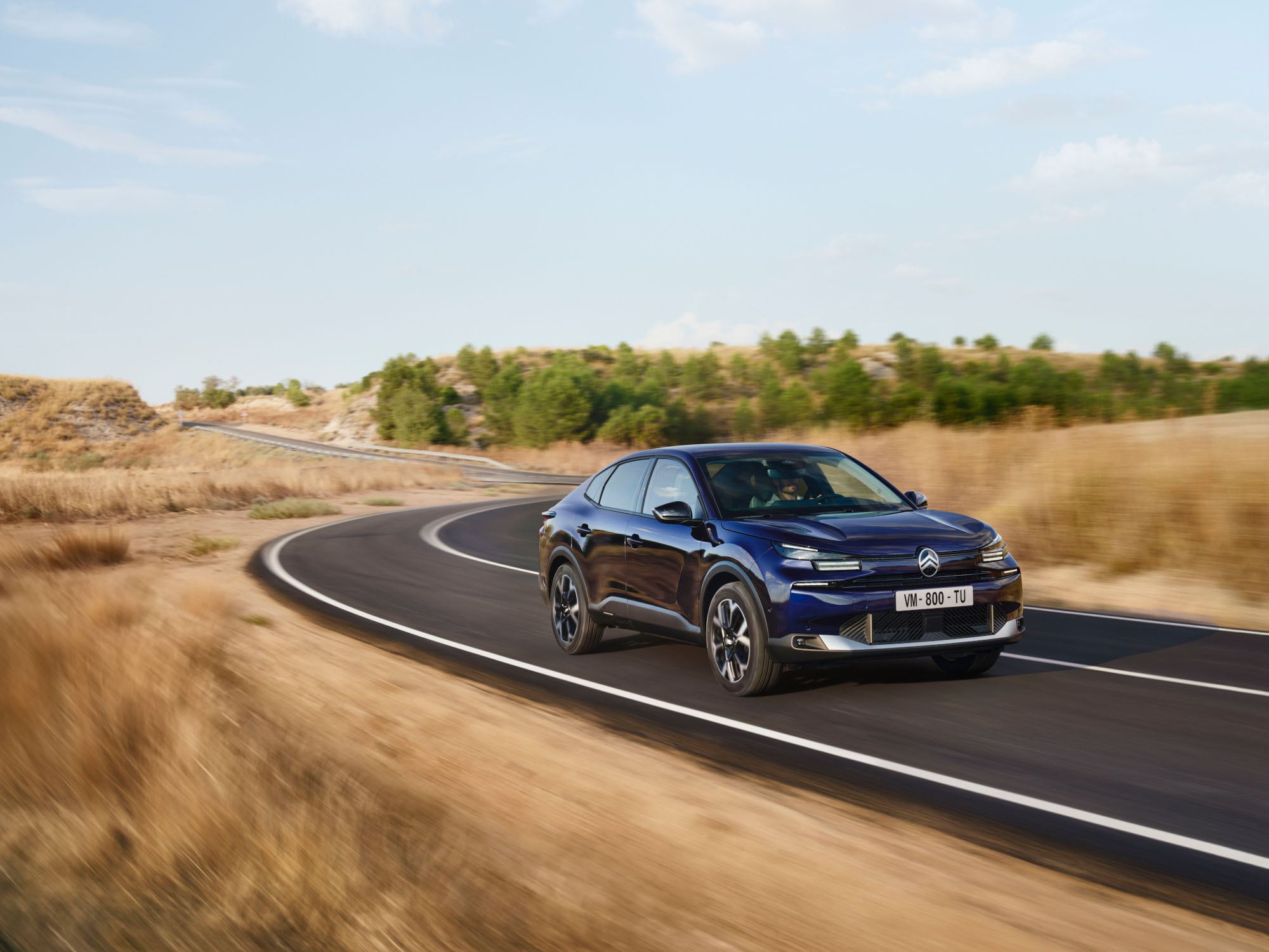 Vue de conduite avant trois quarts de la Citroën C4 X montrant un fastback agile pour une mobilité confiante et abordable