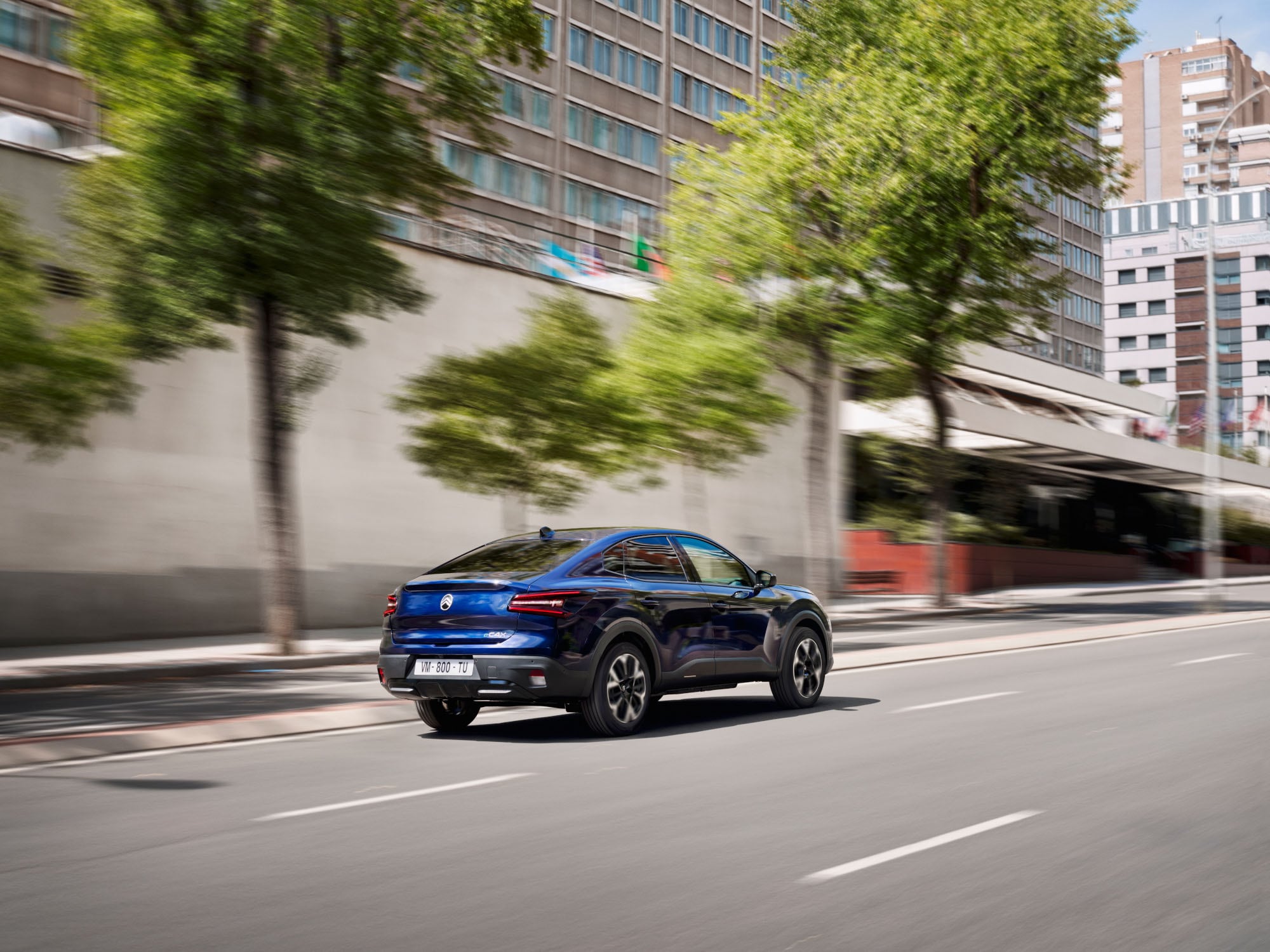 Vue arrière trois quarts de la Citroën C4 X mettant en avant un style moderne fastback pour une mobilité efficace et abordable