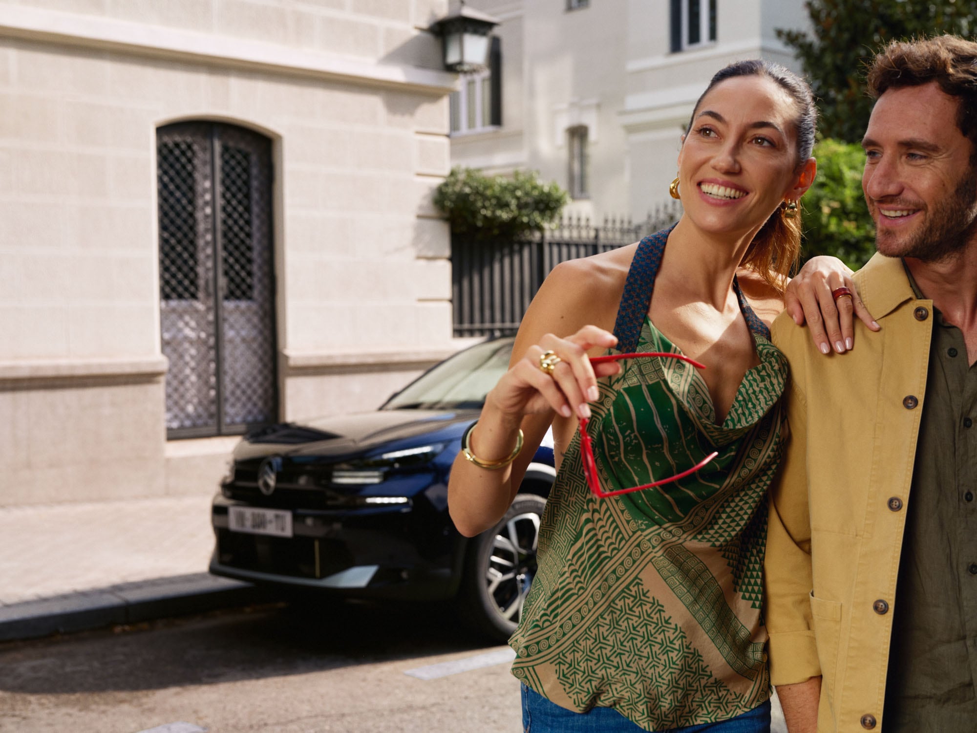 Scène lifestyle avec une Citroën C4 X garée à proximité, illustrant son fastback moderne pour une mobilité élégante et abordable