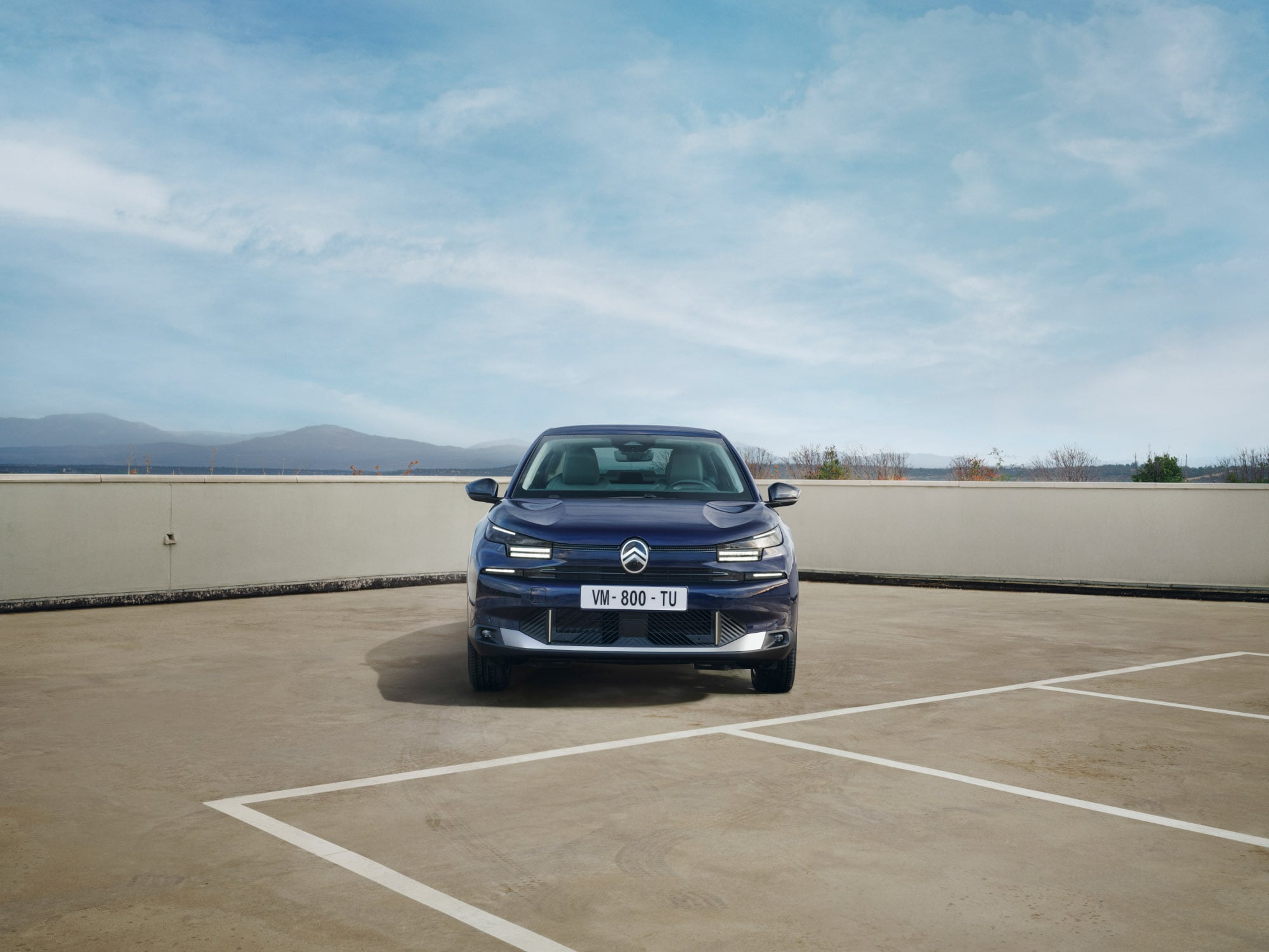 Vue de face de la Citroën C4 X sur le toit mettant en avant une posture fastback audacieuse pour une mobilité confiante et abordable