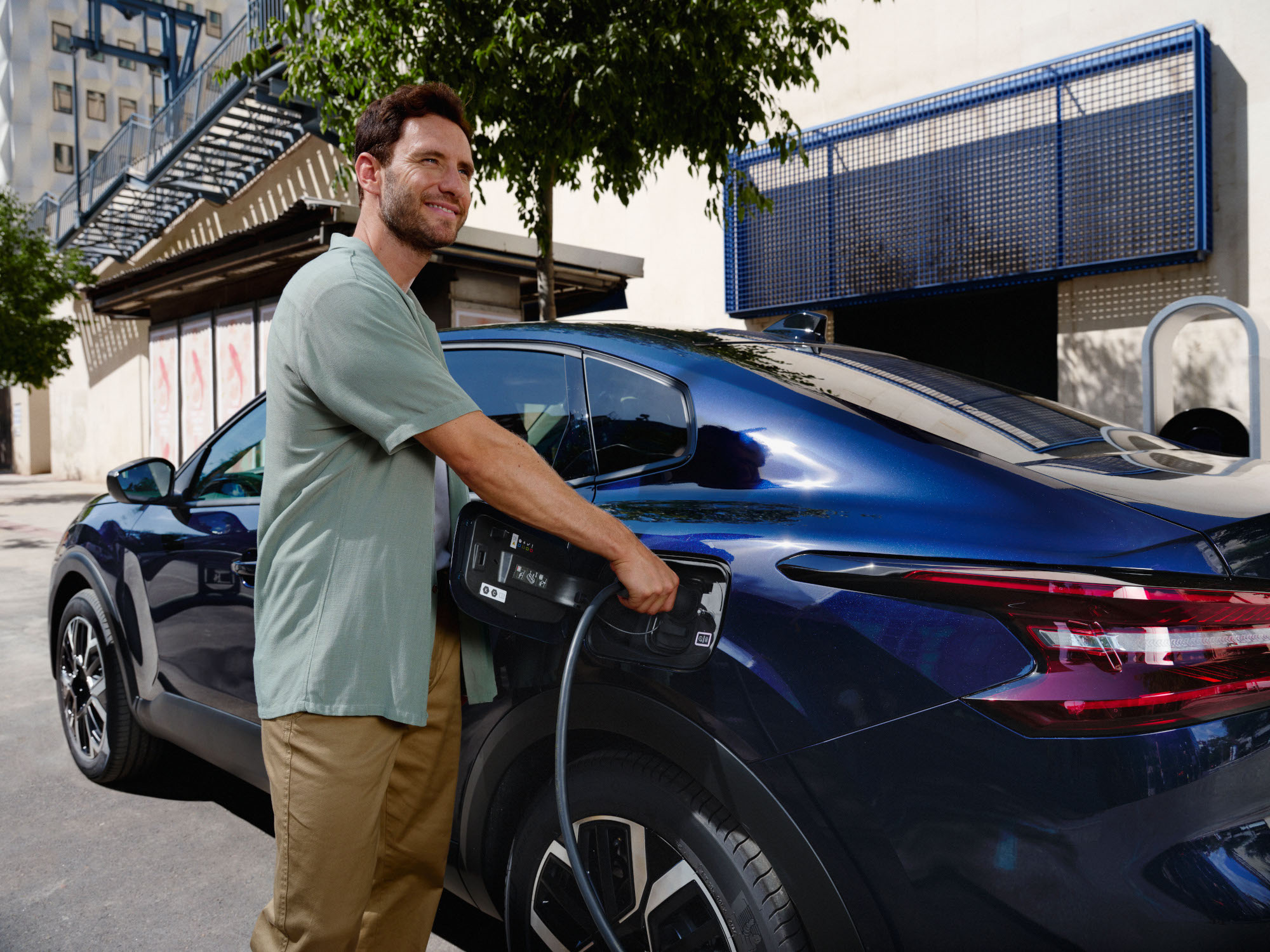Vue de recharge de la Citroën C4 X fastback montrant un accès facile à la branche pour une mobilité électrique pratique et efficace