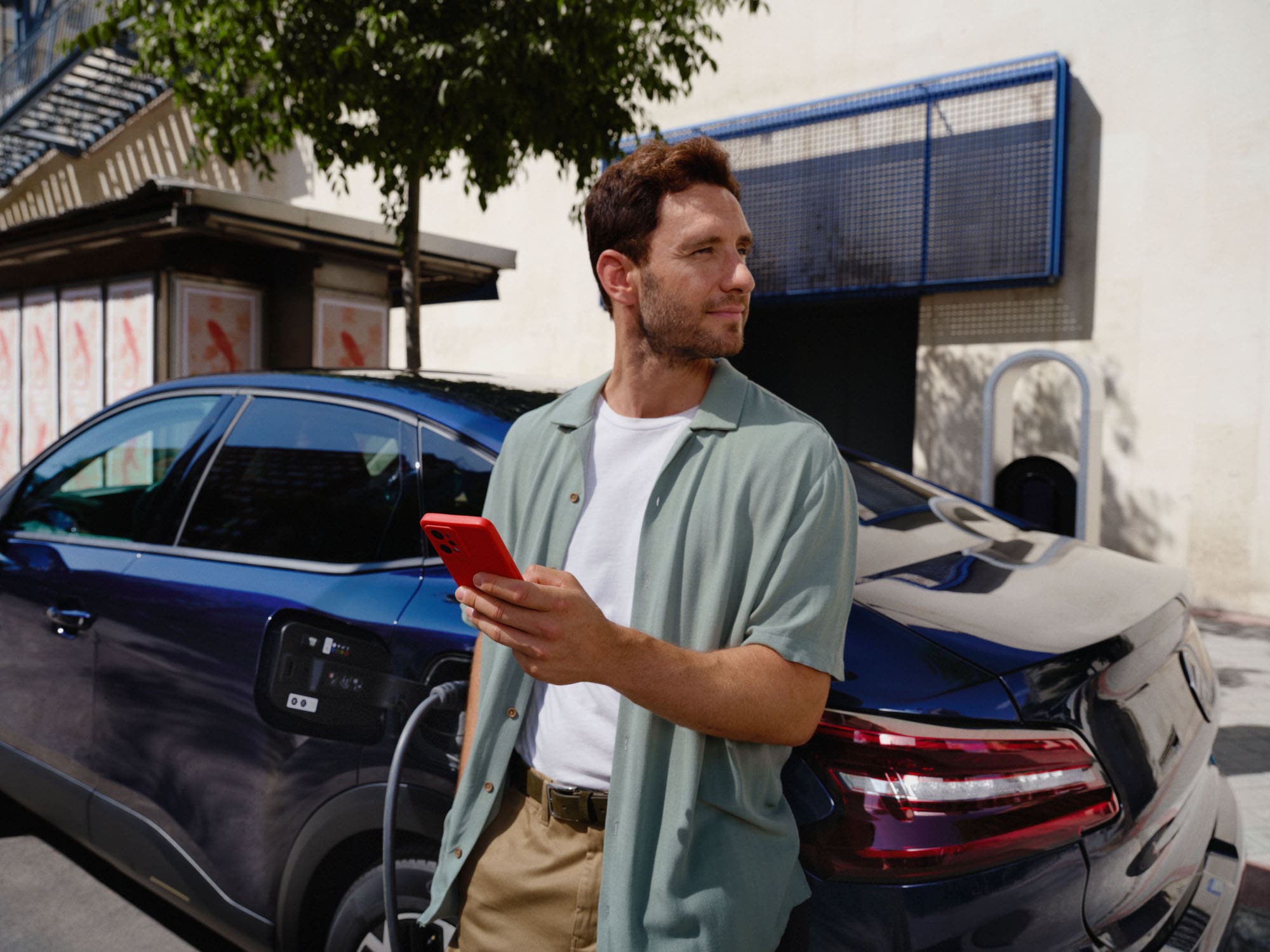 Scène de recharge connectée de la Citroën C4 X fastback montrant l’utilisation d’une application intelligente pour une mobilité électrique pratique au quotidien