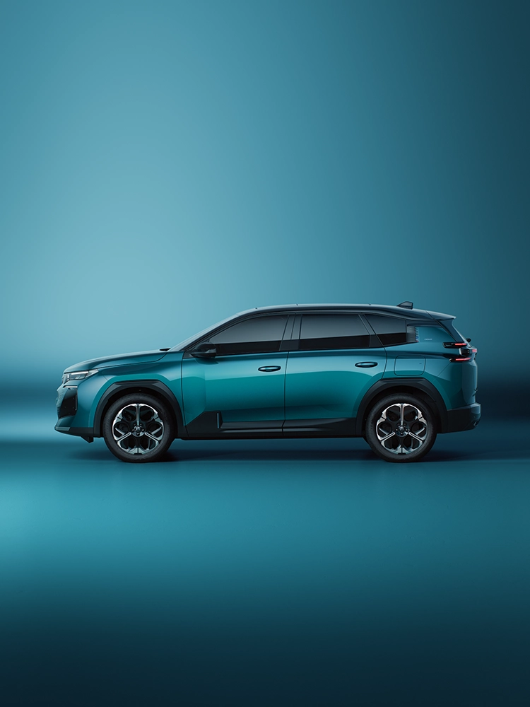 Zijaanzicht van de Citroën C5 Aircross Emeraude met het ruime Citroën-design en lichtmetalen velgen, extra ruimte en de veelzijdigheid van een gezins-SUV