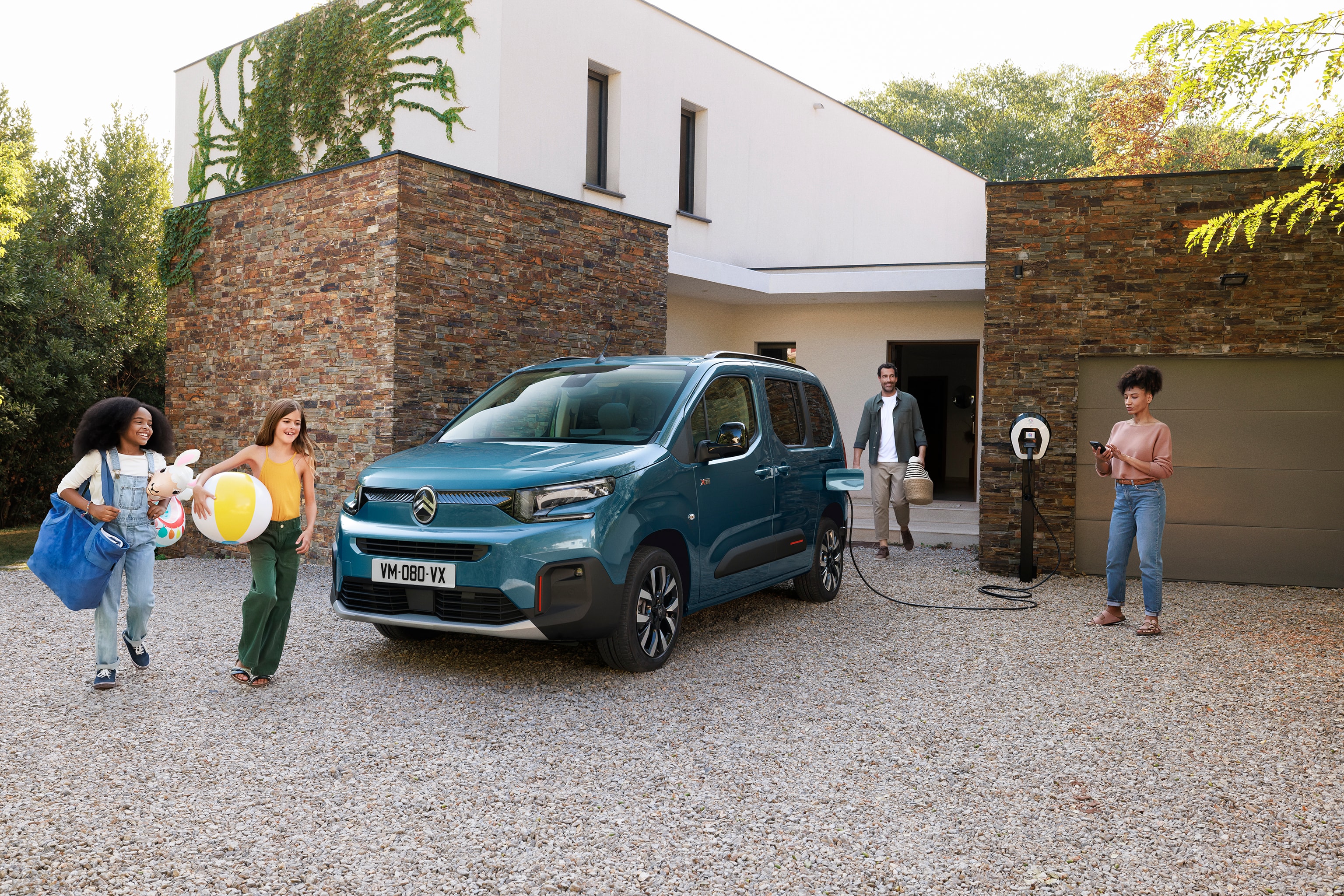 Driekwart frontaanzicht Berlingo toont elektrisch laden, comfort en veiligheid voor een zelfverzekerd gezinsvriendelijk gebruik