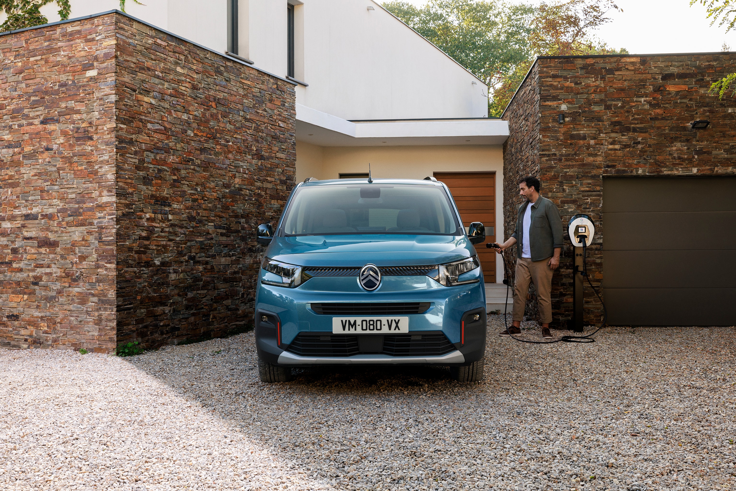 Vooraanzicht Kiama Blue Berlingo toont elektrisch opladen, veiligheid, efficiëntie en technologie voor eenvoudig dagelijks gezinsgebruik voor thuis