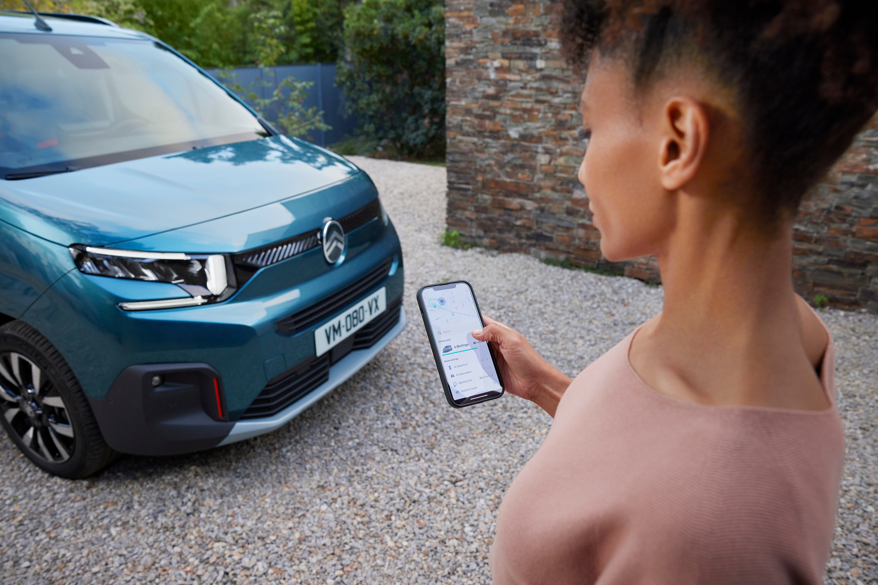 Detailweergave van Berlingo toont verbonden laadregeling, technologie, veiligheid en efficiëntie voor gemakkelijk elektrisch gebruik