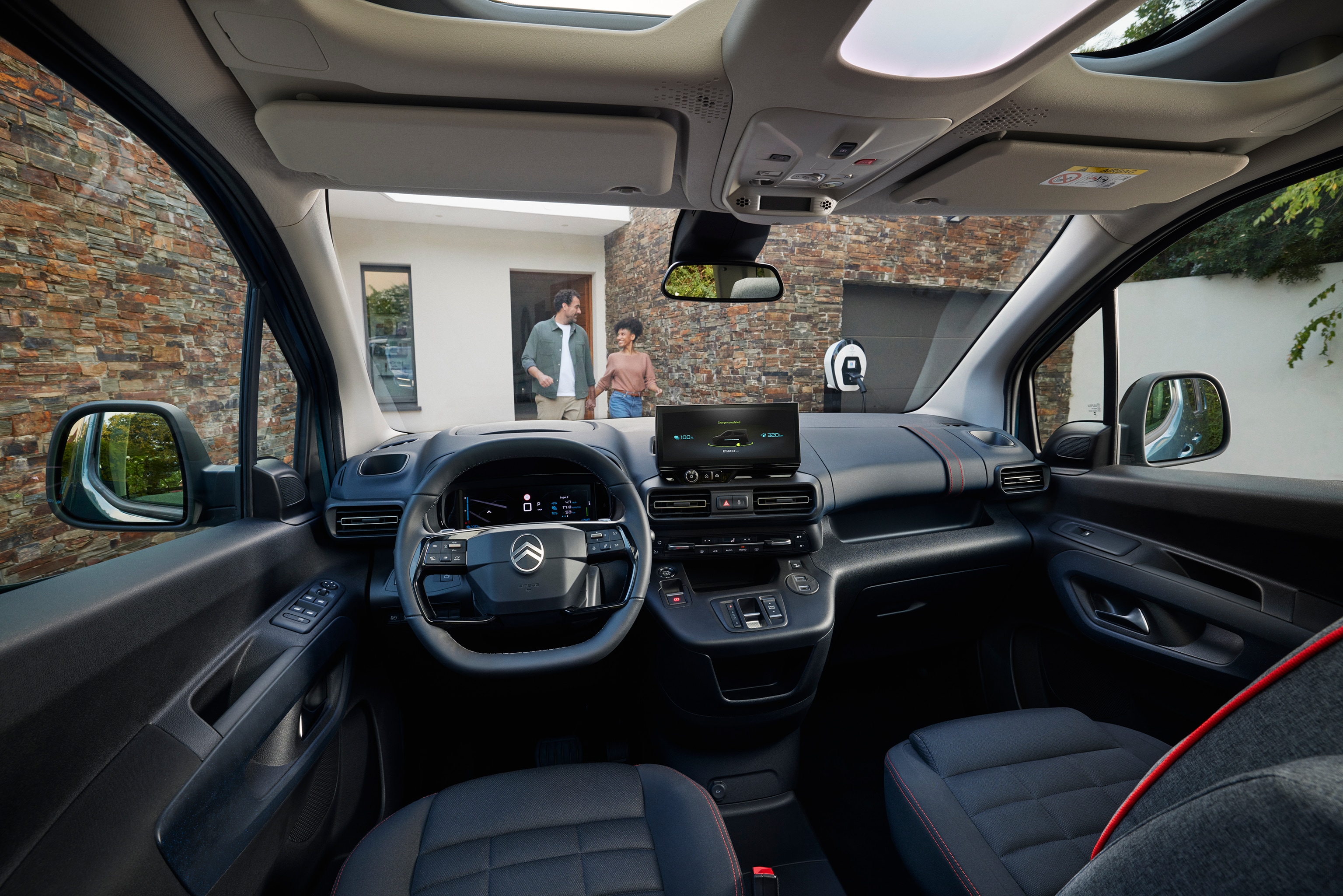 Interieur van de voorkant in Berlingo toont panoramisch dak, comfort, ruimte, connectiviteit en verbeterde dagelijkse rijervaring