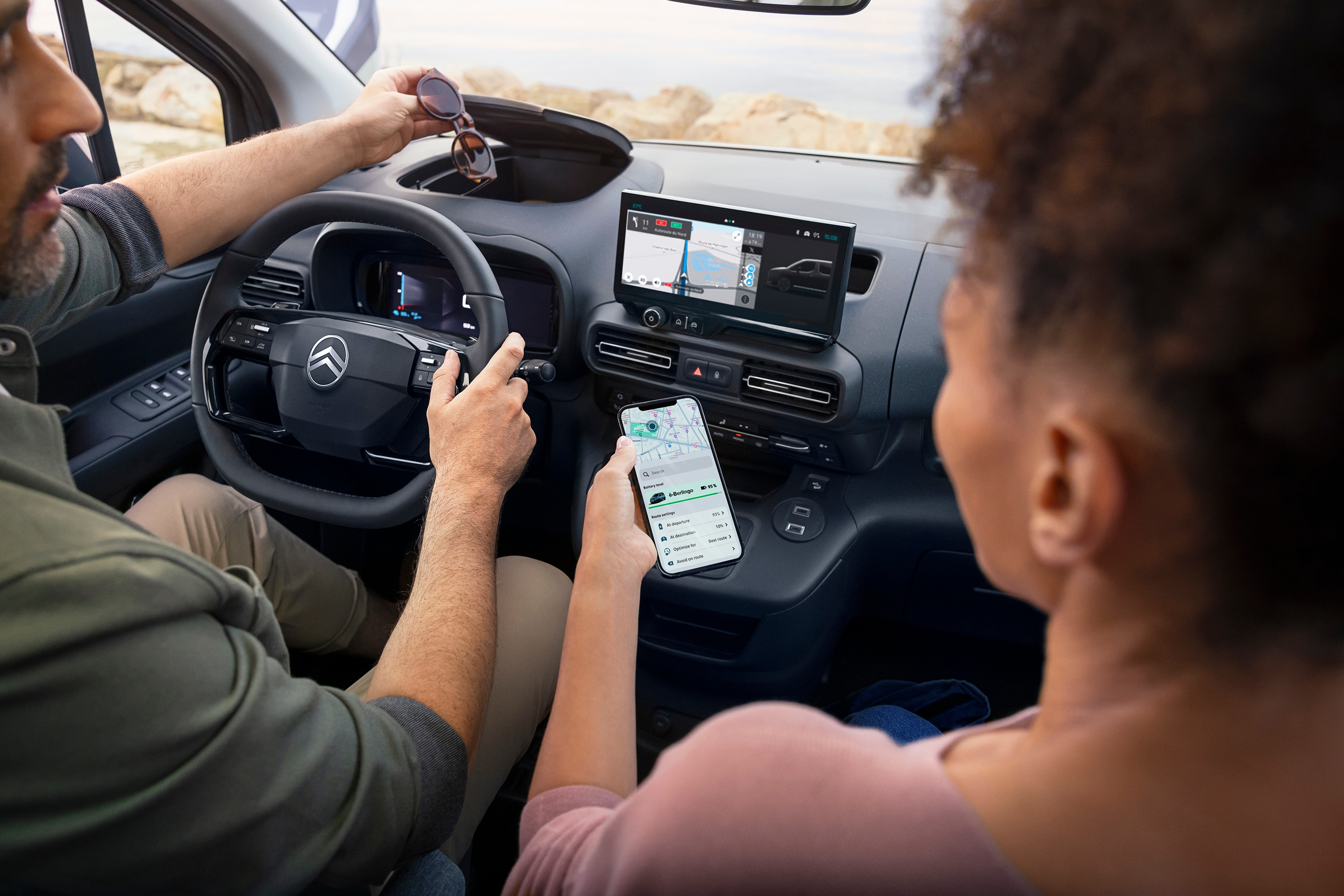 Interieurweergave van de voorkant Berlingo toont verbonden diensten, smartphone-integratie, technologie voor een soepele elektrische rijervaring