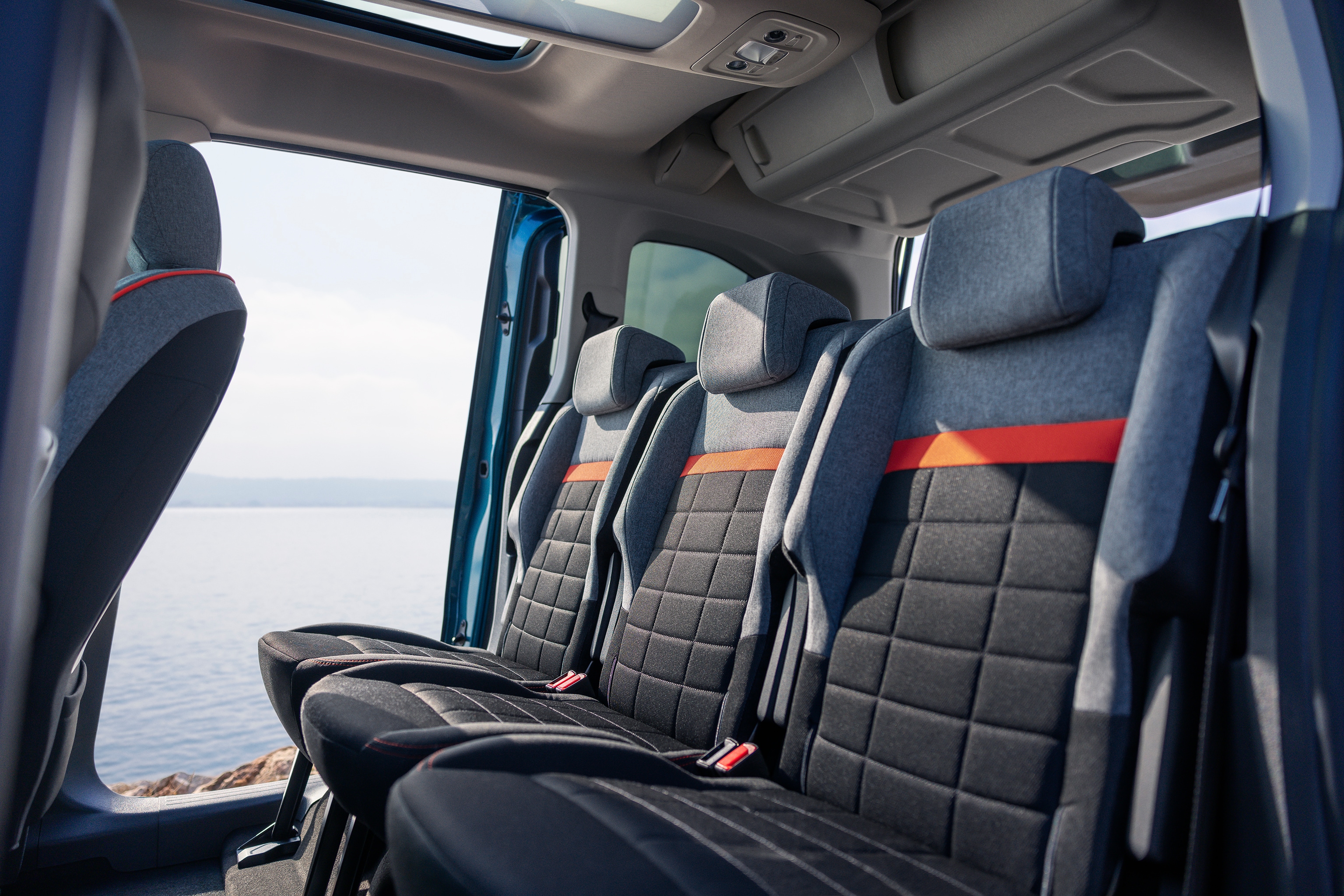 Achteraanzicht Berlingo met de nadruk op Advanced Comfort-zetels, ruimte, ondersteuning en verbeterd gezinswelzijn