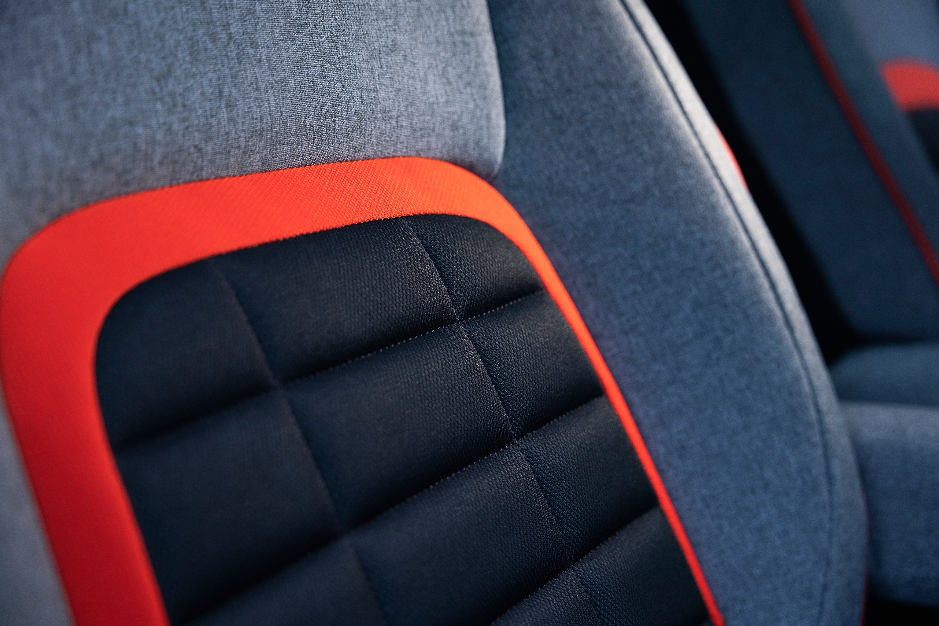 Zitdetailweergave Berlingo met de nadruk op Advanced Comfort-bekleding, ondersteuning, ontwerp en verbeterd comfort aan boord