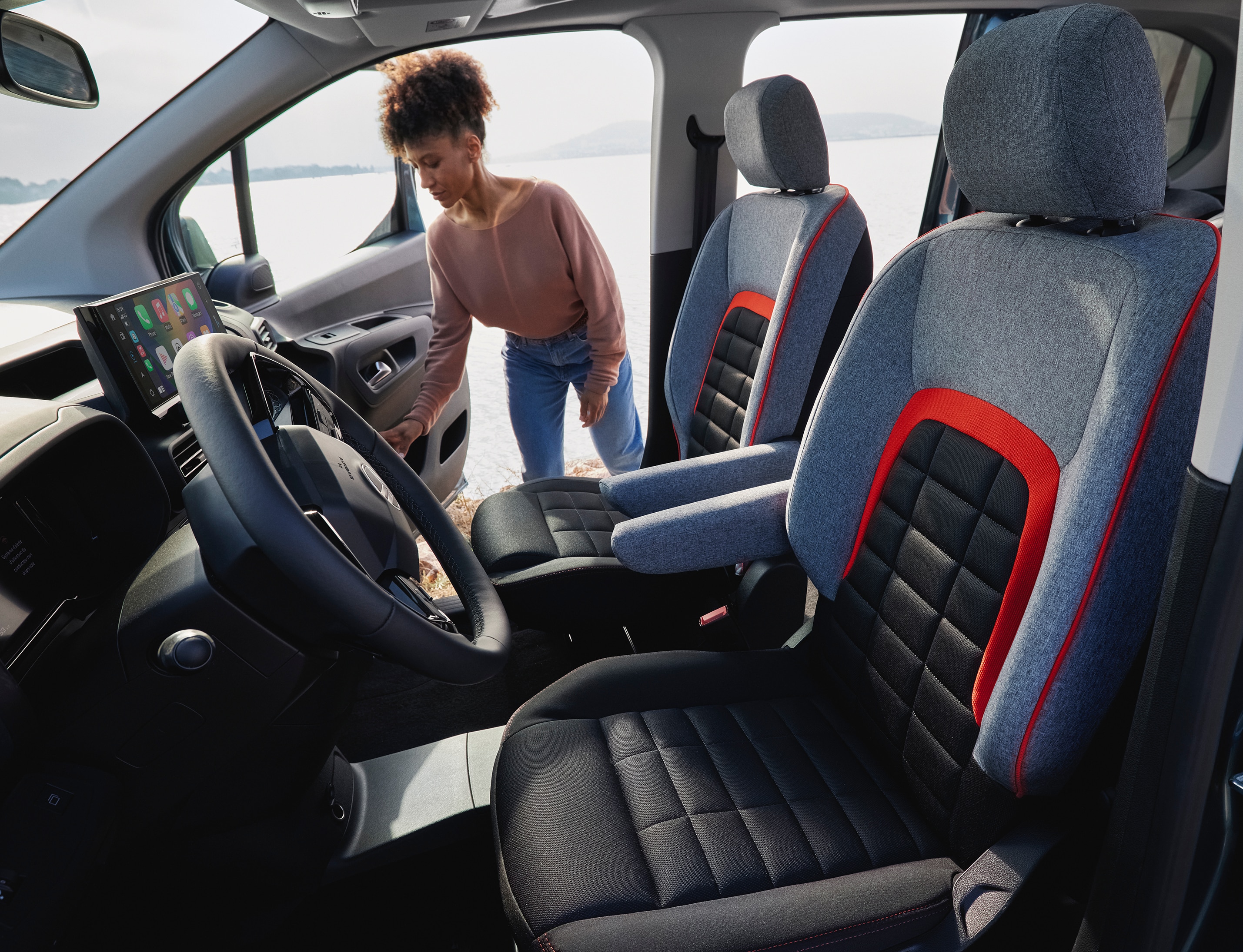Interieurweergave van de voorkant Berlingo met de nadruk op Advanced Comfort-zetels, gemakkelijke toegang, veiligheid en een verbeterde dagelijkse rijervaring