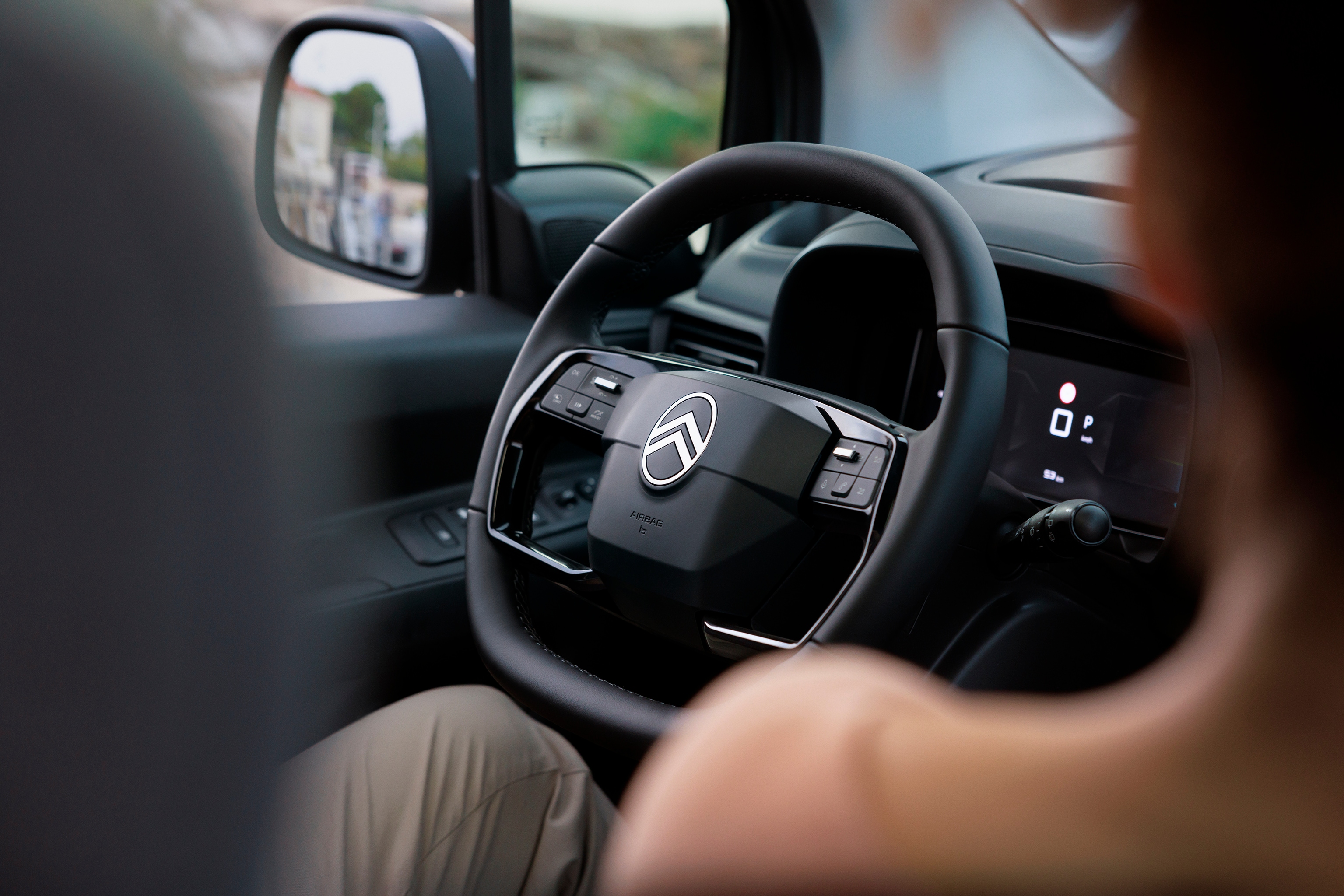 Bestuurdersperspectief Berlingo toont ergonomisch stuurwiel, comfort, veiligheid, technologie en een soepelere dagelijkse rijervaring