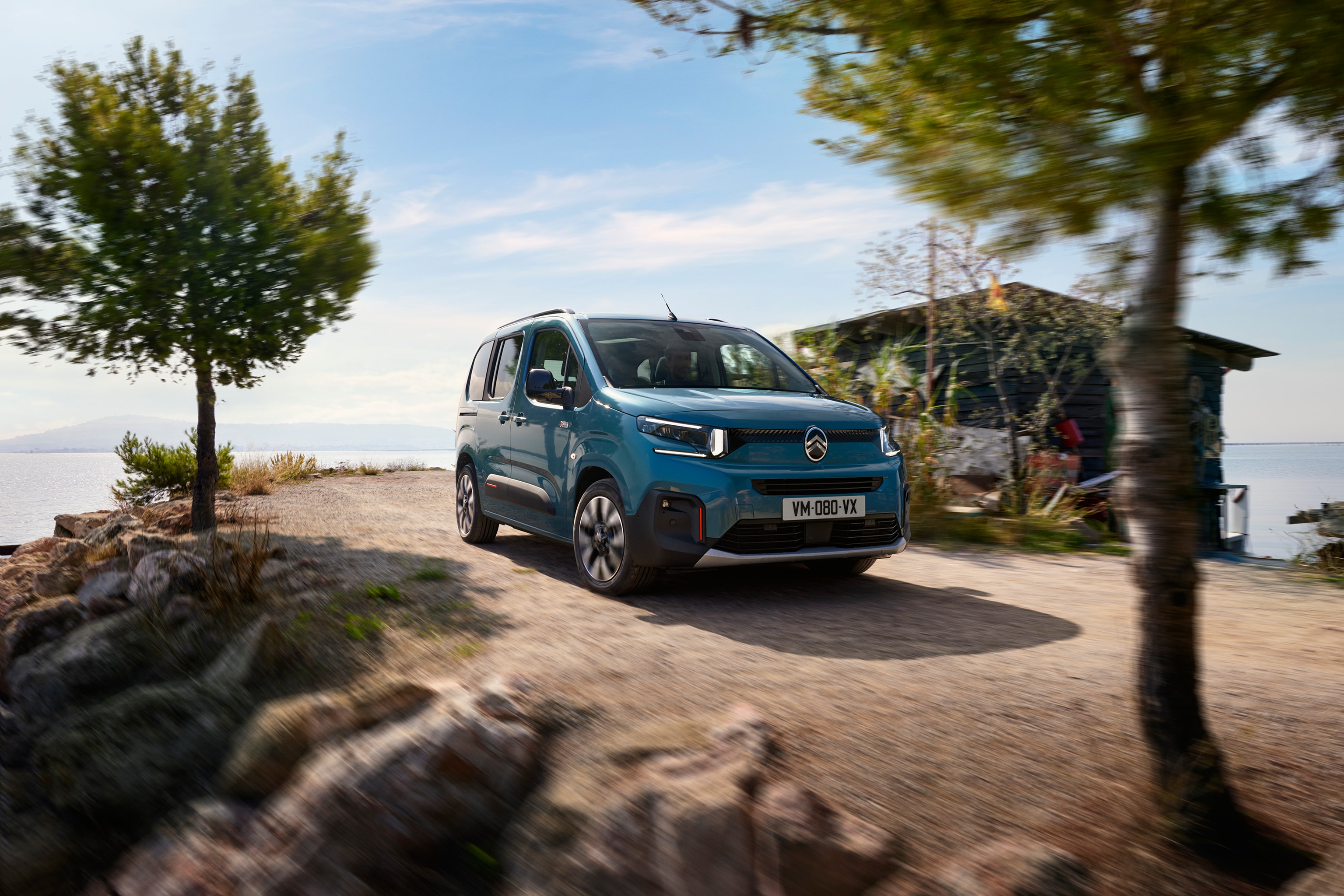 Driekwart frontaanzicht Kiama Blue Berlingo met de nadruk op modern, aantrekkelijk ontwerp, efficiëntie en veiligheid
