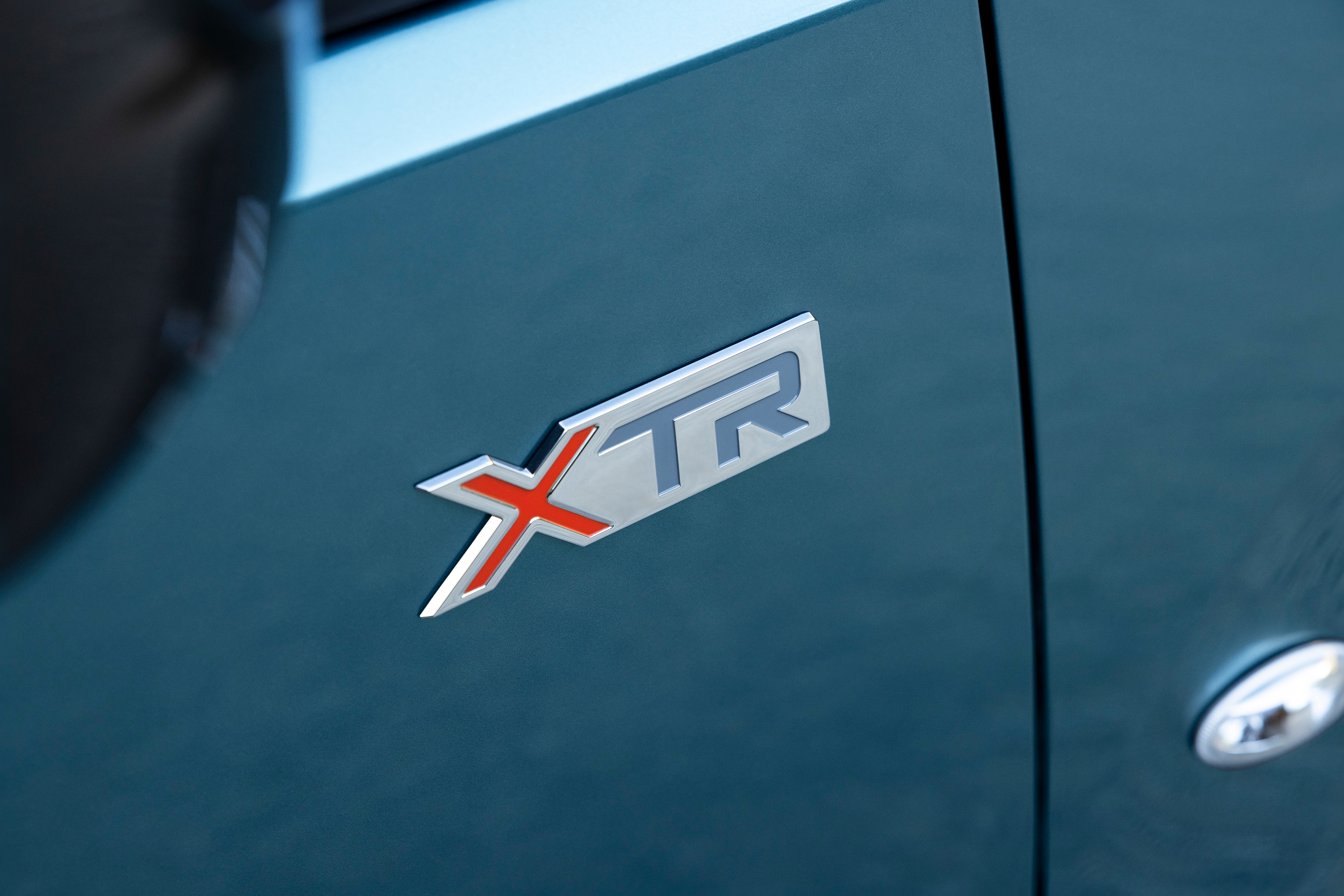 Detailweergave Berlingo XTR-badge benadrukt onderscheidend ontwerp, kwaliteit, duurzaamheid en verbeterde modelidentiteit