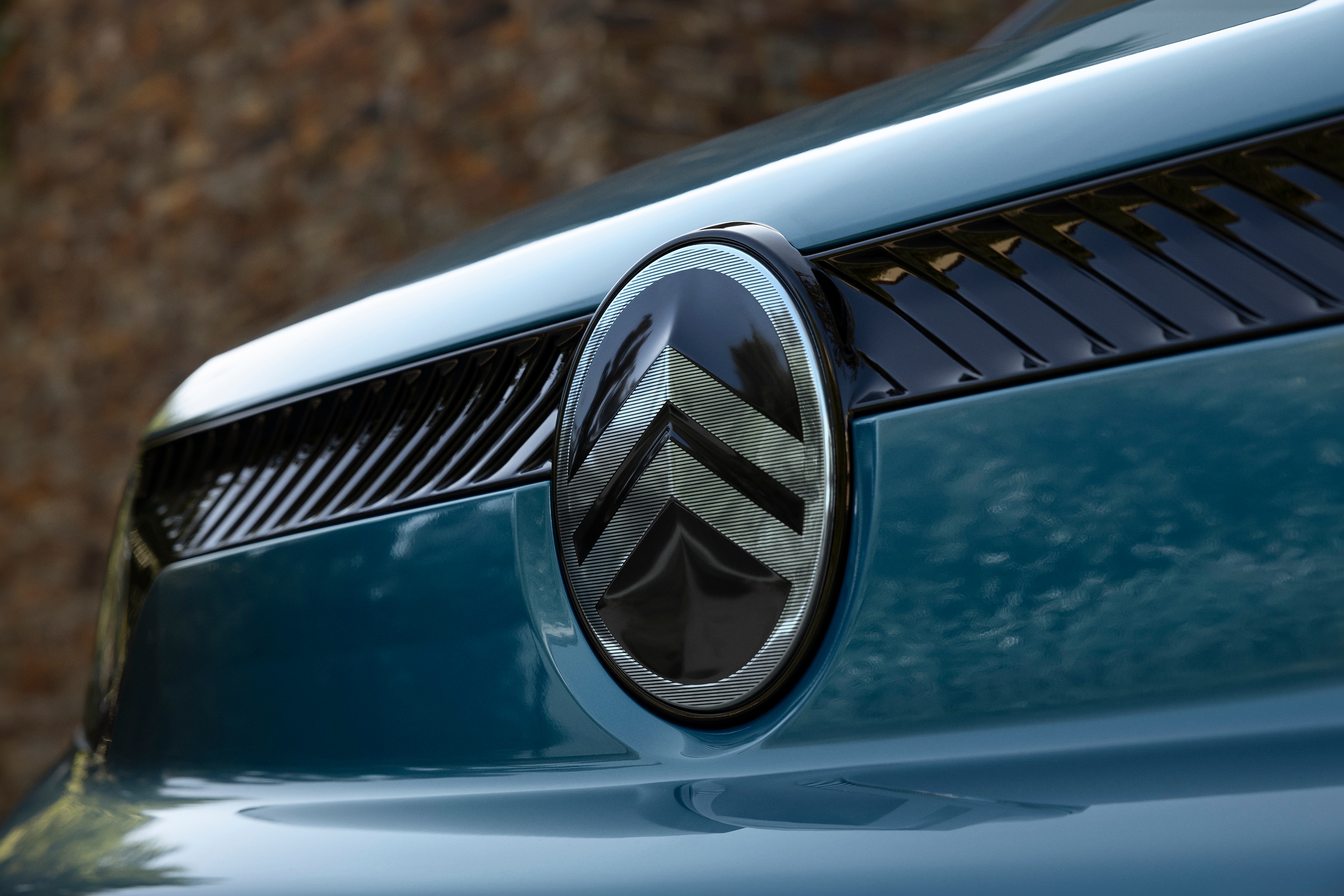 Voordetailweergave Kiama Blue Berlingo met het nieuwe Citroën-logoontwerp, kwaliteit, veiligheid en een zelfverzekerde moderne identiteit van de Citroën