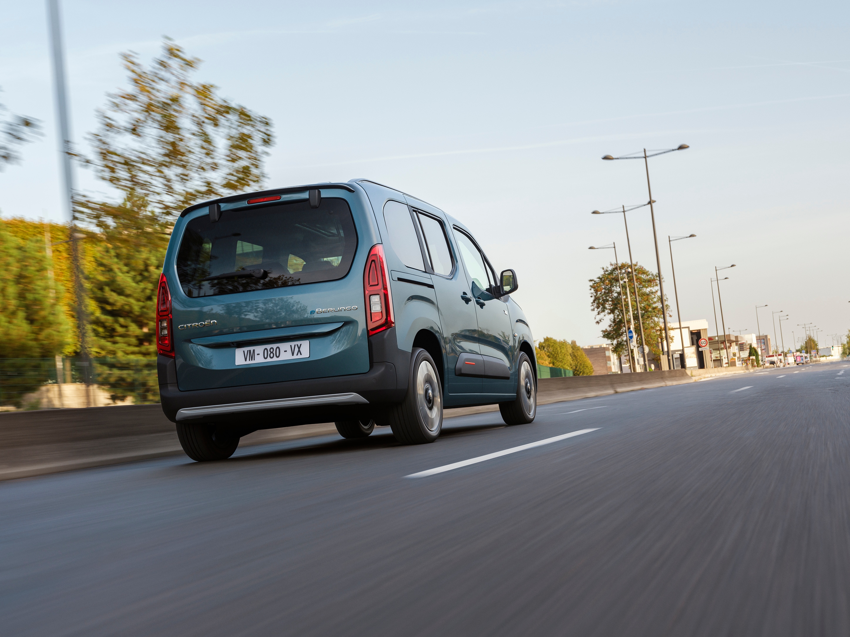 Achteruitzicht Kiama Blue Berlingo benadrukt dynamisch modern design, veiligheid, efficiëntie en een zelfverzekerde dagelijkse rijervaring
