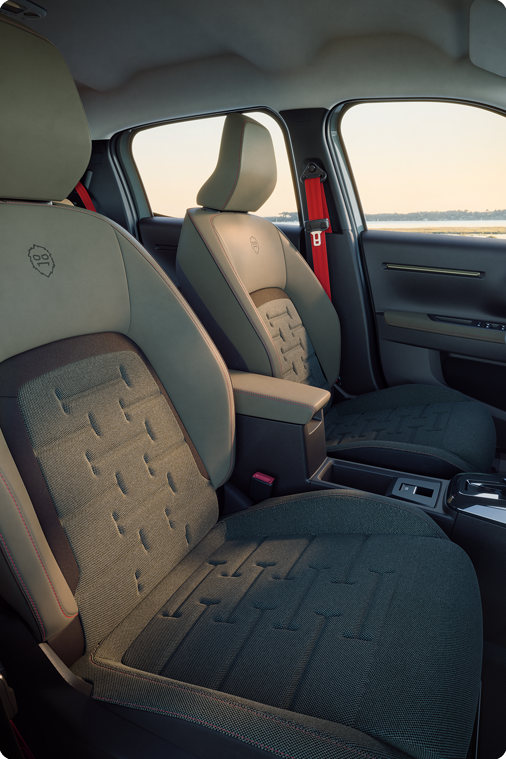 Vue intérieure avant de Citroën C3 Outdoor présentant les sièges Advanced Comfort et l’habitacle spacieux d’un SUV compact pour tous vos trajets