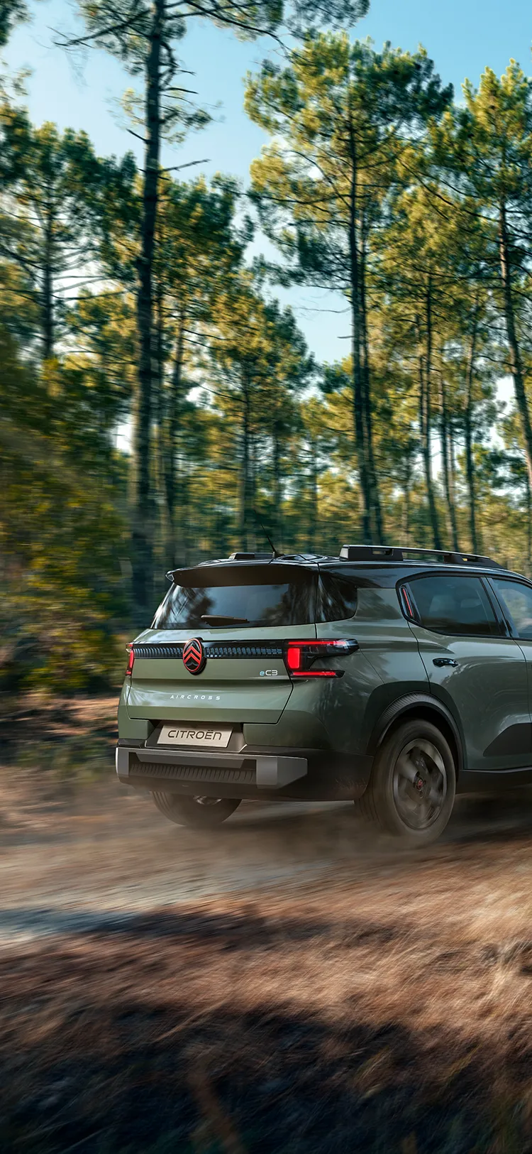 Vue arrière trois-quarts de Citroën C3 Aircross Outdoor, SUV robuste, polyvalent et confortable au caractère innovant pour les escapades