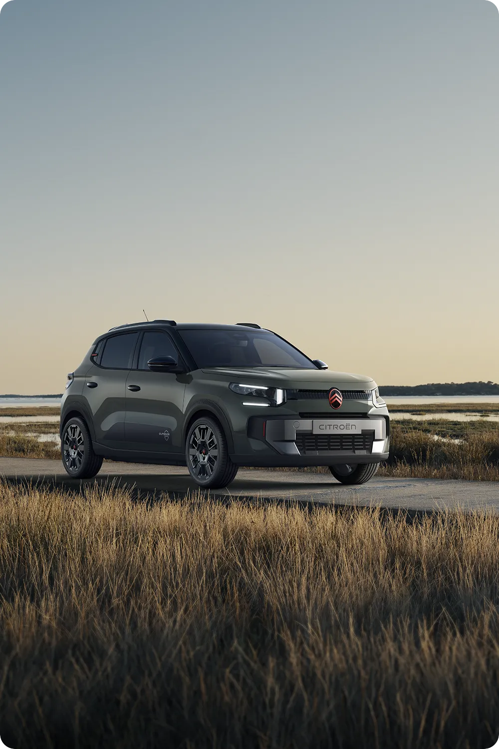 Vue avant trois-quarts de Citroën C3 Outdoor, crossover robuste, polyvalent et confortable au style innovant pour les trajets sur le littoral