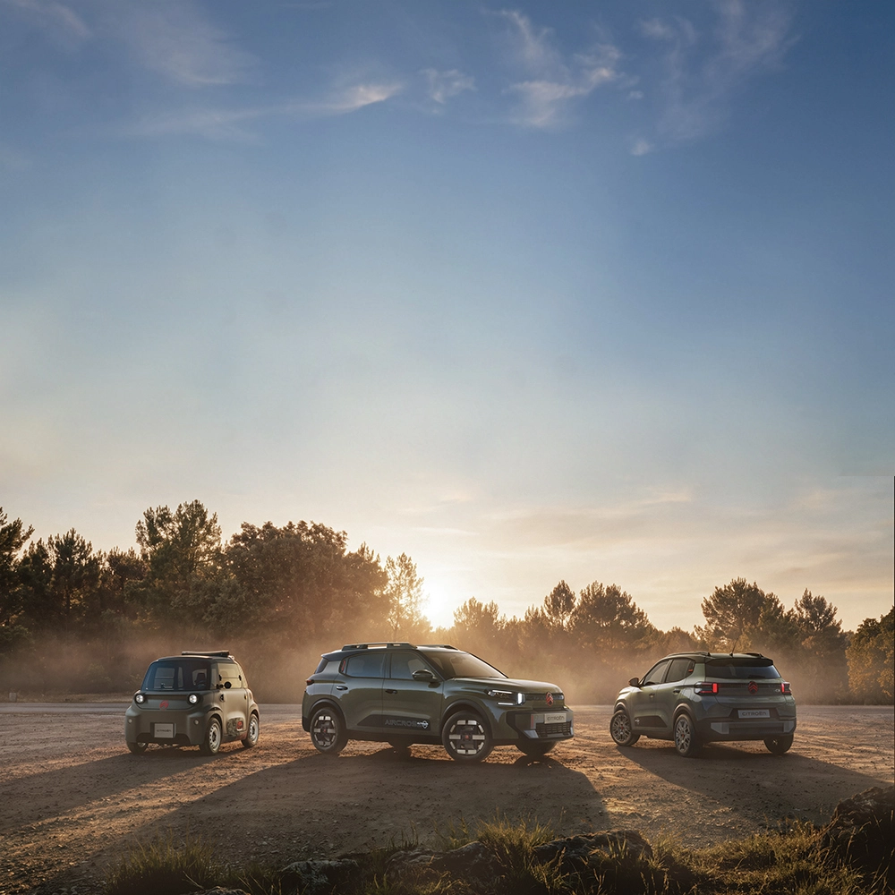 Vue trois-quarts de la gamme Citroën, spacieuse, polyvalente et confortable, au caractère Outdoor innovant : C3 Outdoor, C3 Aircross Outdoor et Ami Outdoor.