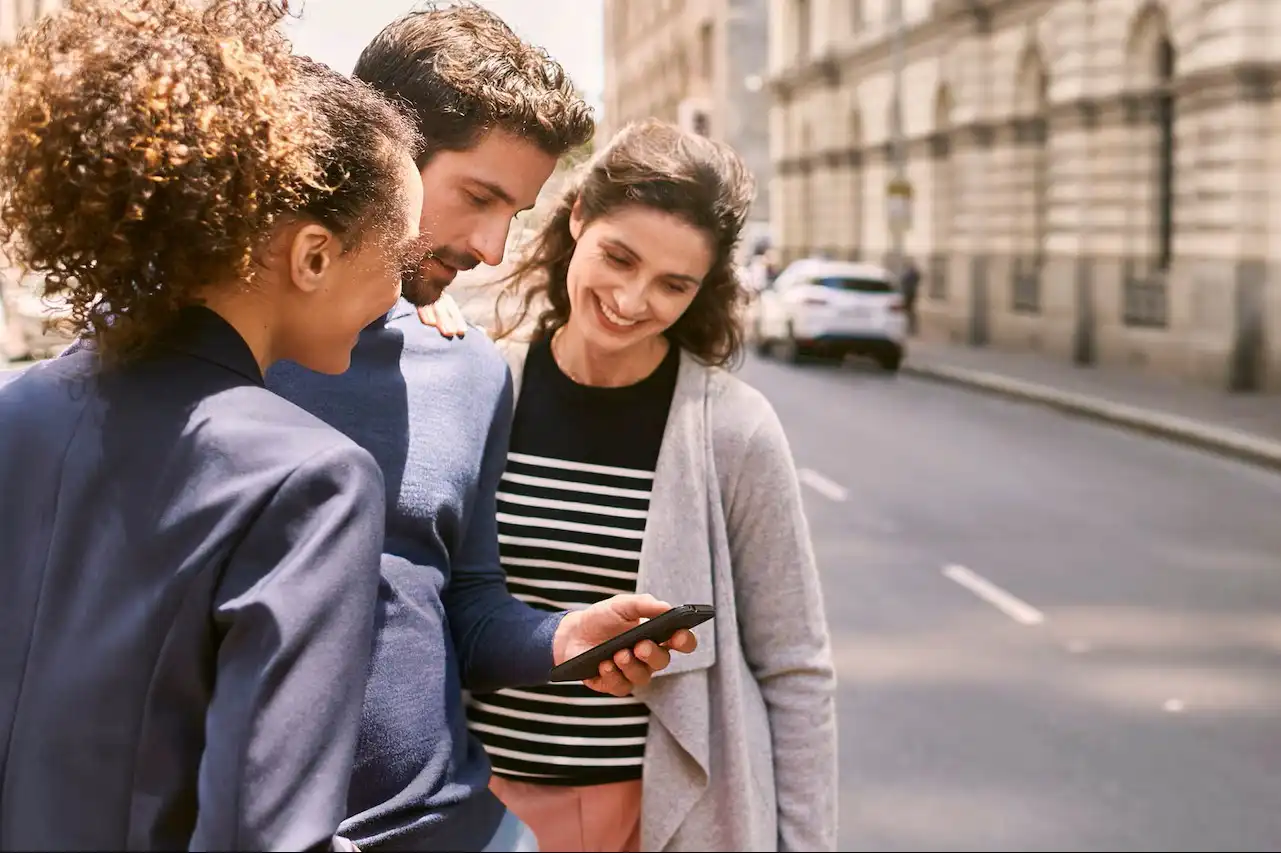 Personnes utilisant un smartphone, illustrant l'accès aux informations et services du véhicule avec l'application My Citroën