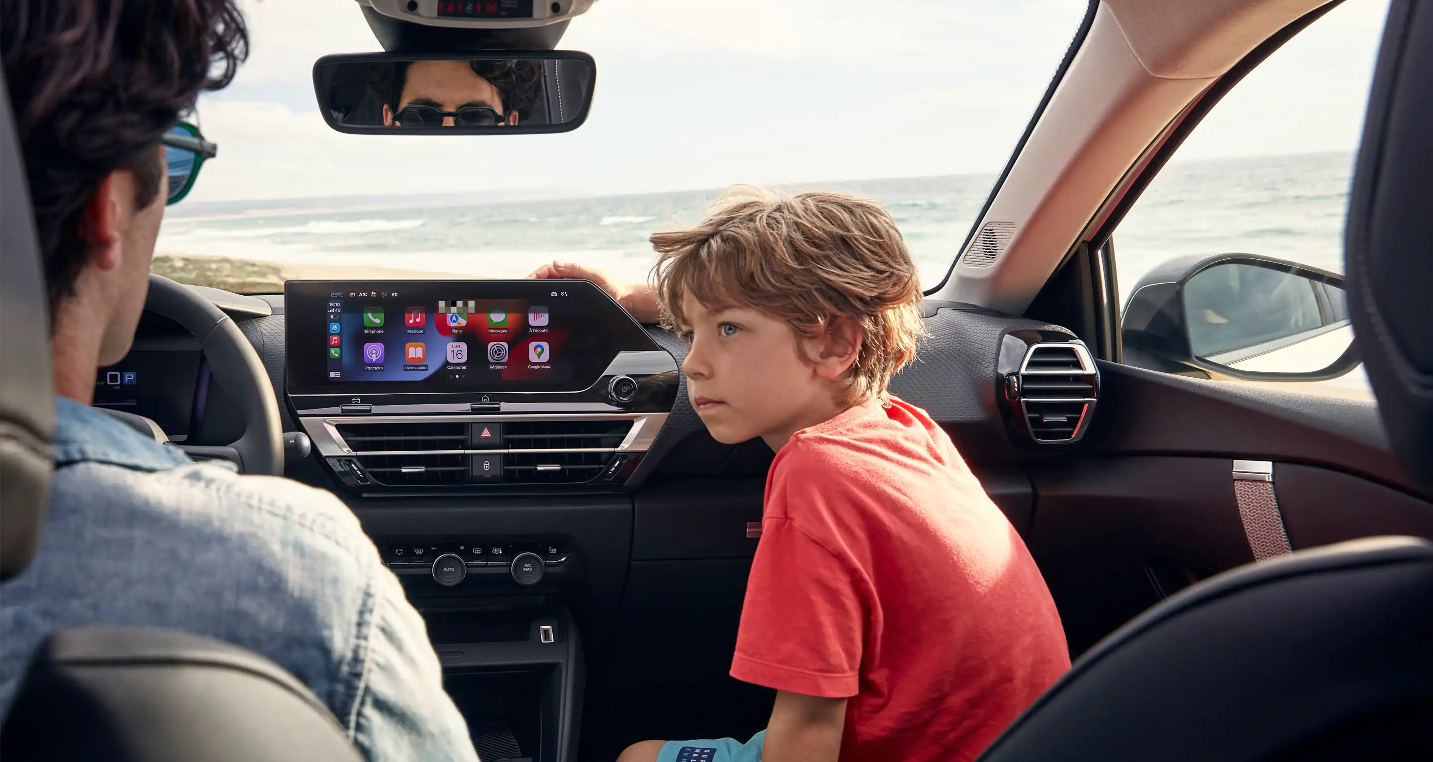 Vue intérieure d'un véhicule Citroën montrant un écran central avec les fonctionnalités multimédia et de divertissement connecté