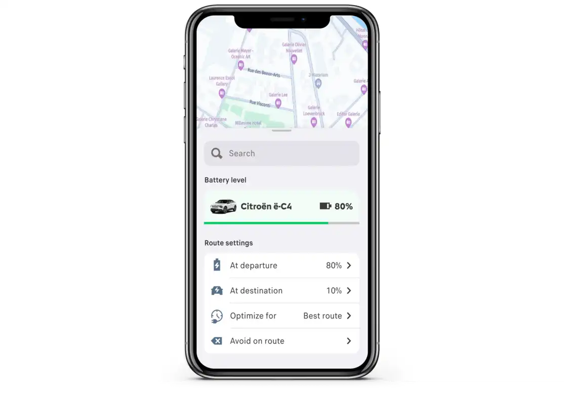 Écran de smartphone affichant un planificateur d'itinéraire électrique avec arrêts de charge, illustrant e‑ROUTES par Free2move Charge
