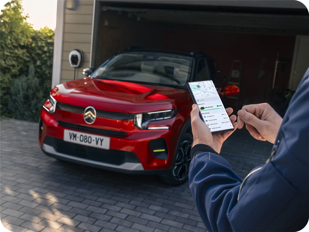 Véhicule Citroën garé pendant l'utilisation d'une application smartphone pour contrôler à distance les fonctions du véhicule